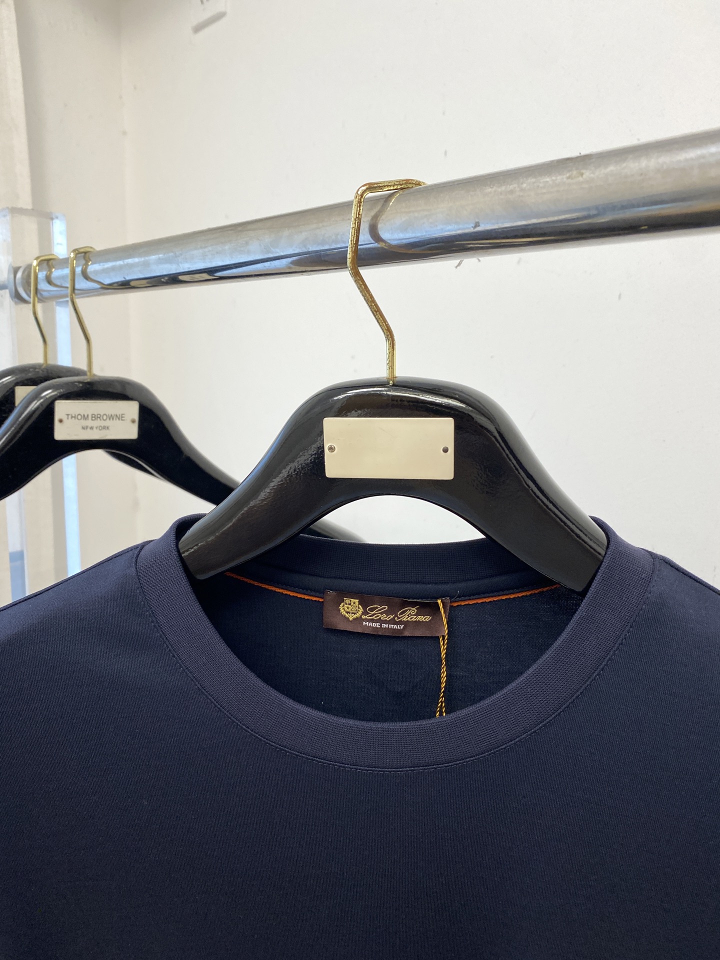 lP🆕、2025最新款长袖，帅气时尚，胸前顶级设计凹凸字母图案logo，简约百搭款。面料棉 不仅挺括，保