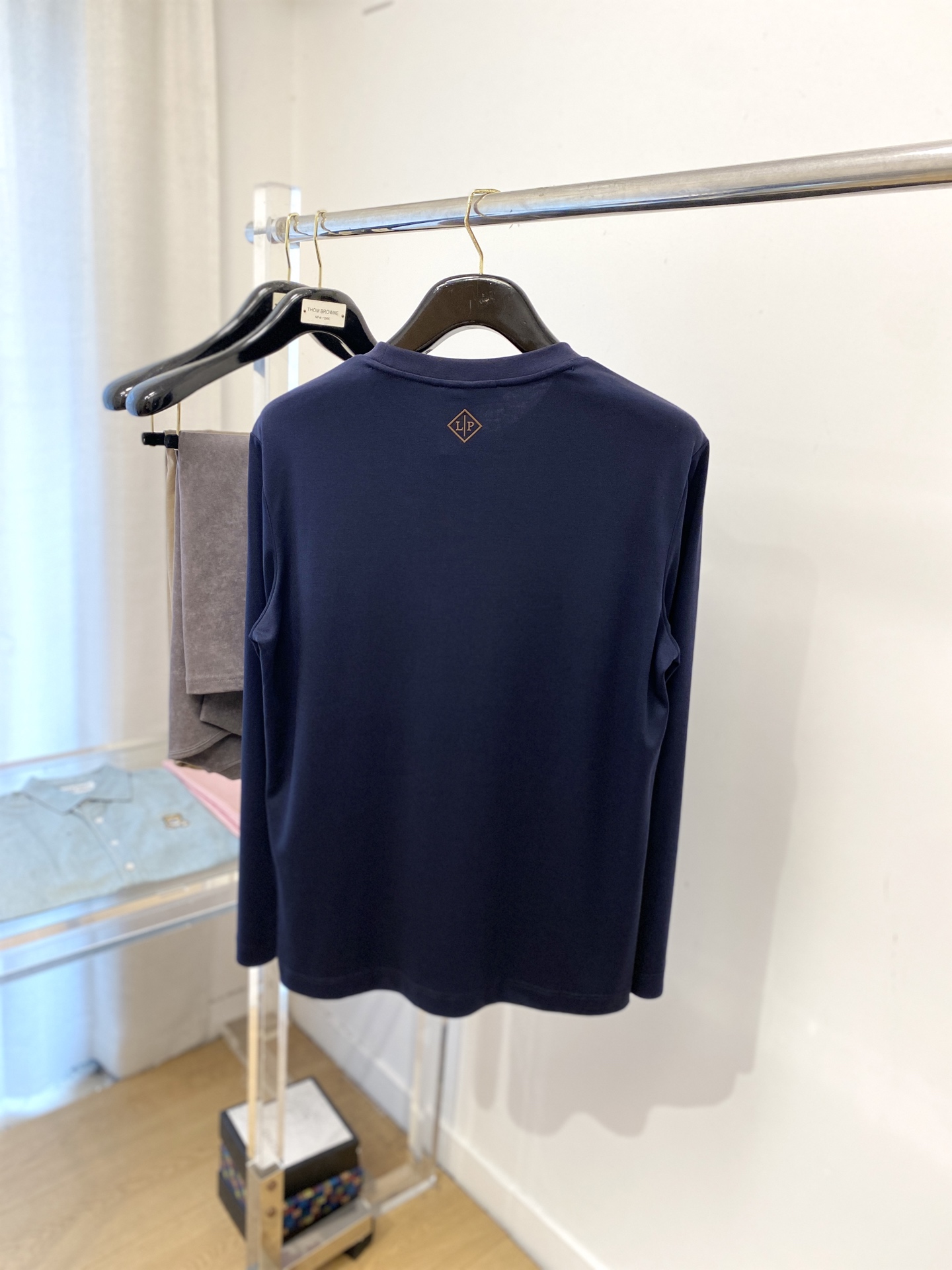 lP🆕、2025最新款长袖，帅气时尚，胸前顶级设计凹凸字母图案logo，简约百搭款。面料棉 不仅挺括，保