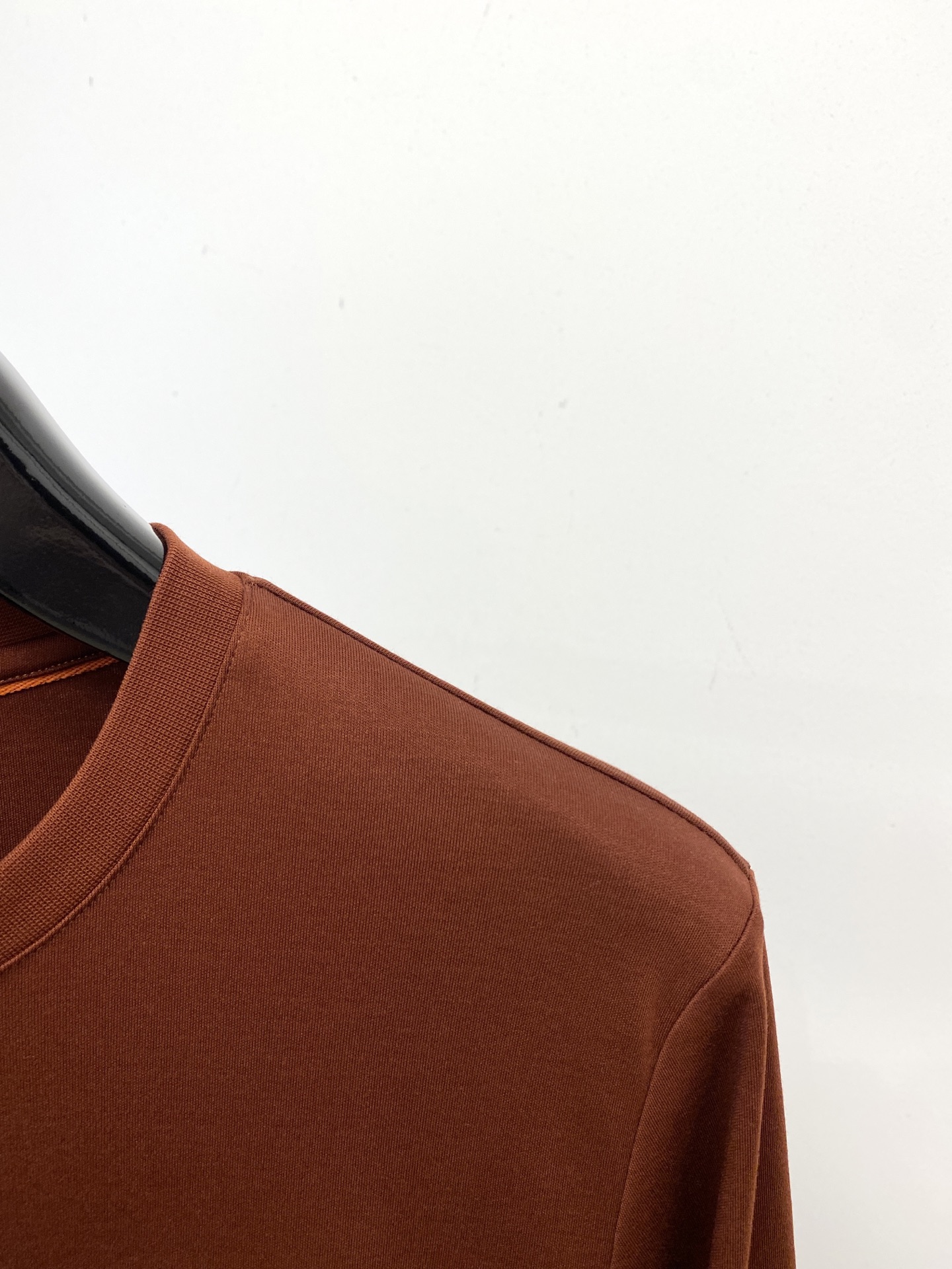 lP🆕、2025最新款长袖，帅气时尚，胸前顶级设计凹凸字母图案logo，简约百搭款。面料棉 不仅挺括，保