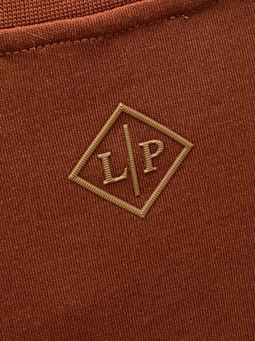 lP🆕、2025最新款长袖，帅气时尚，胸前顶级设计凹凸字母图案logo，简约百搭款。面料棉 不仅挺括，保