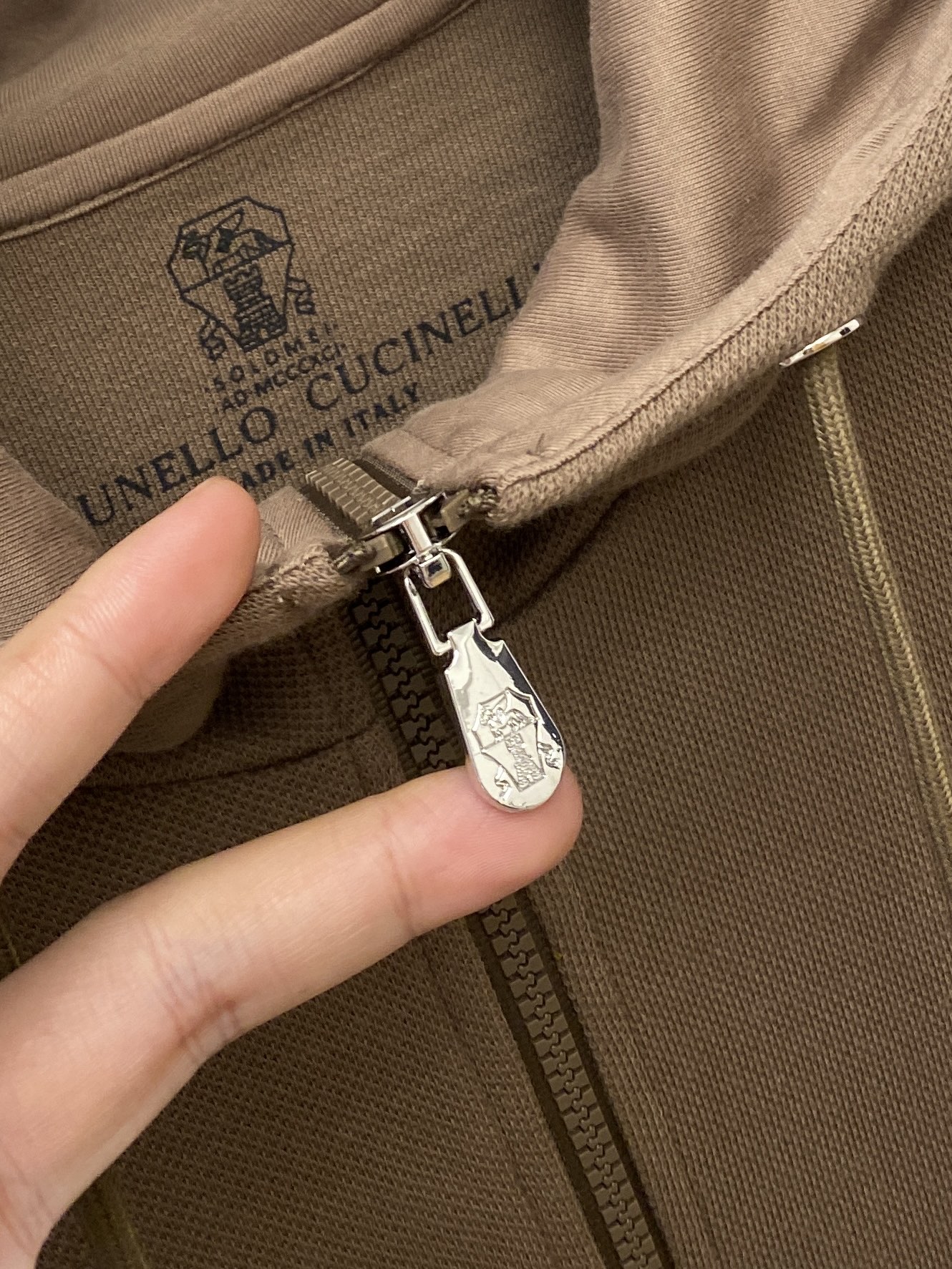 Brunello Cucinelli、2025新品卫衣外套，时尚帅气，胸前精致刺绣图案logo，简约百搭