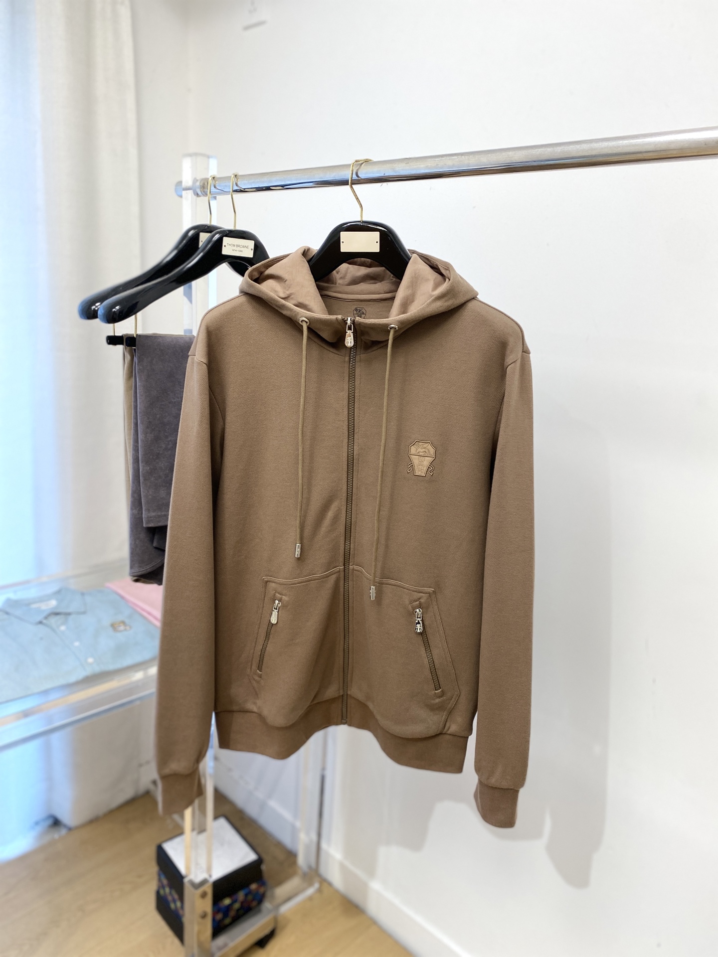 NO:563642,Brunello Cucinelli, 2025 new sweatshirt jacket, fashionable and handsome, exquisite embroidery pattern logo on the chest, simple and versatile, customized original fabric, not only stiff and keeping the trendy silhouette, but also comfortable to wear, the yarn is more delicate, size M-3XL,, brunello cucinelli, hoodie, sweatshirts, jackets & coats, alexander wang19860909Brunello Cucinelli、2025新品卫衣外套,时尚帅气,胸前精致刺绣图案logo,简约百搭款,定制原版面料,不仅挺括,保持潮流的廓形,又穿着舒适,纱织更细腻,码数M-3XL,,brunello cucinelli,hoodie,sweatshirts,jackets & coats,alexander wang,Men's clothing