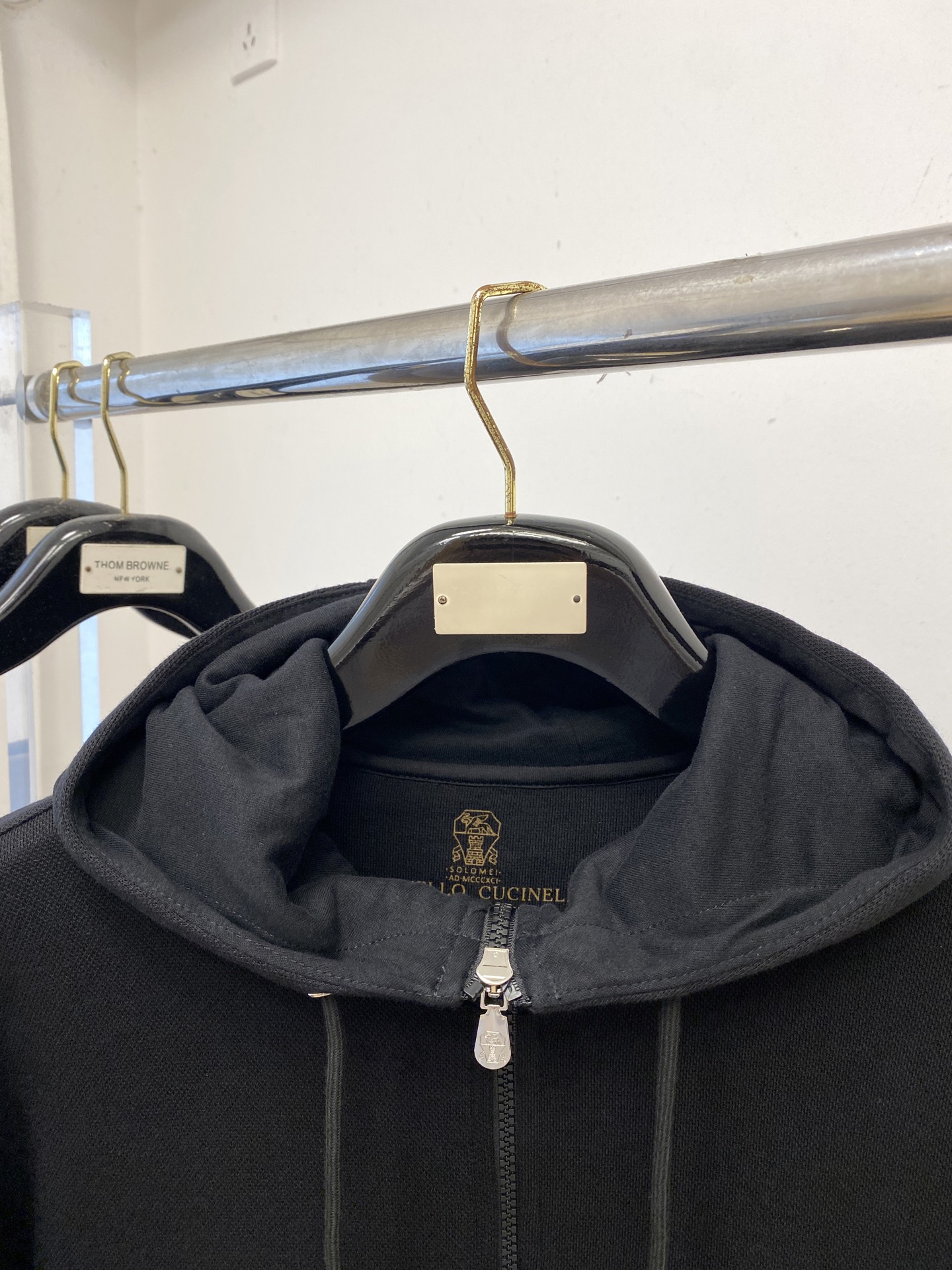 Brunello Cucinelli、2025新品卫衣外套，时尚帅气，胸前精致刺绣图案logo，简约百搭