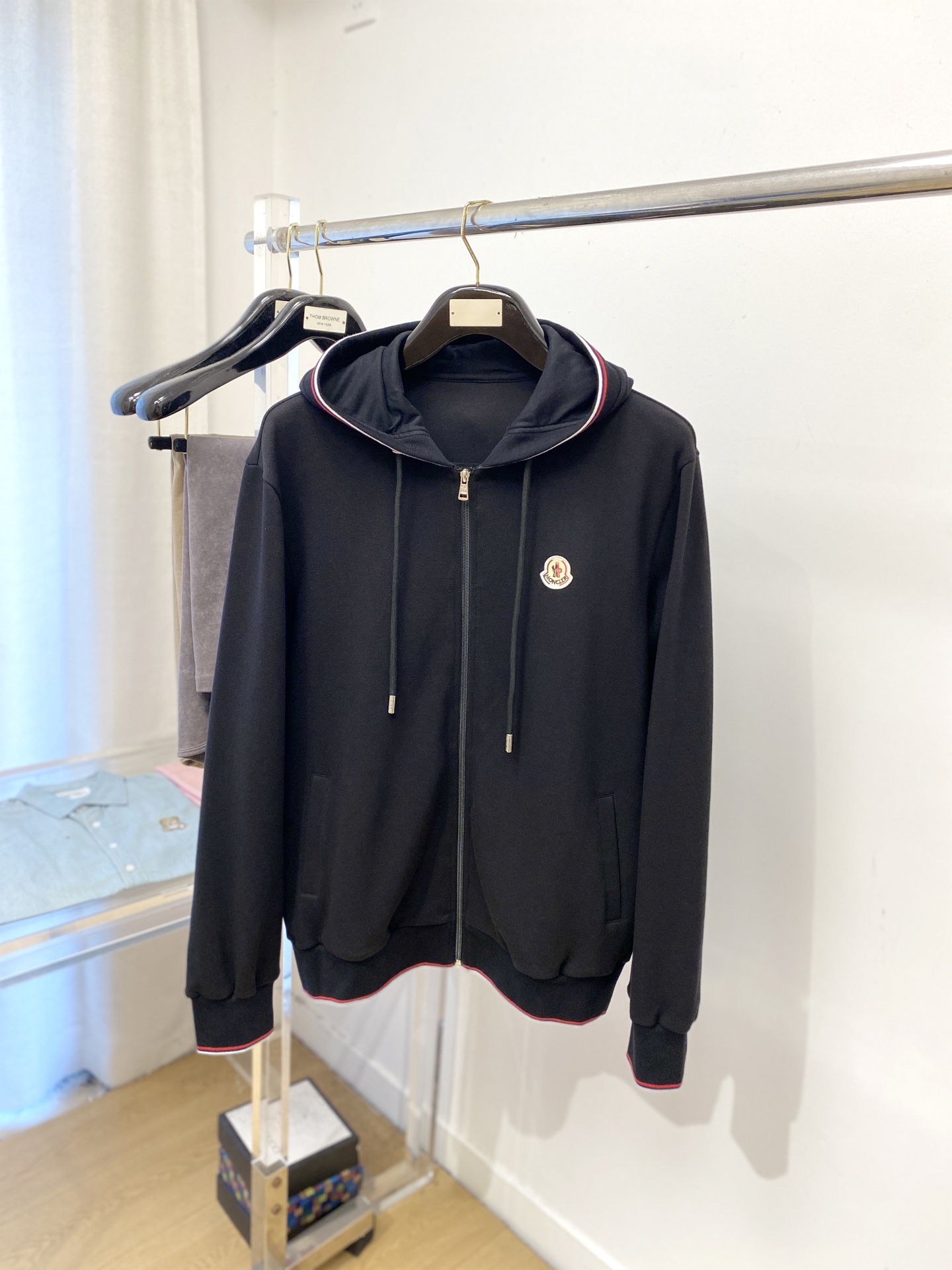 NO:563636,Meng Mouth, 2025 new sweatshirt jacket, fashionable and handsome, embroidered logo pattern on the chest, simple and versatile, customized original fabric, not only crisp, maintaining the trendy silhouette, but also comfortable to wear, more delicate yarn weaving, size M-3XL, Moncler, hoodie, sweatshirts, jackets & coats, alexander wang19860909蒙口、2025新品卫衣外套,时尚帅气,胸前刺绣装饰图案logo,简约百搭款,定制原版面料,不仅挺括,保持潮流的廓形,又穿着舒适,纱织更细腻,码数M-3XL,,Moncler,hoodie,sweatshirts,jackets & coats,alexander wang,Men's clothing