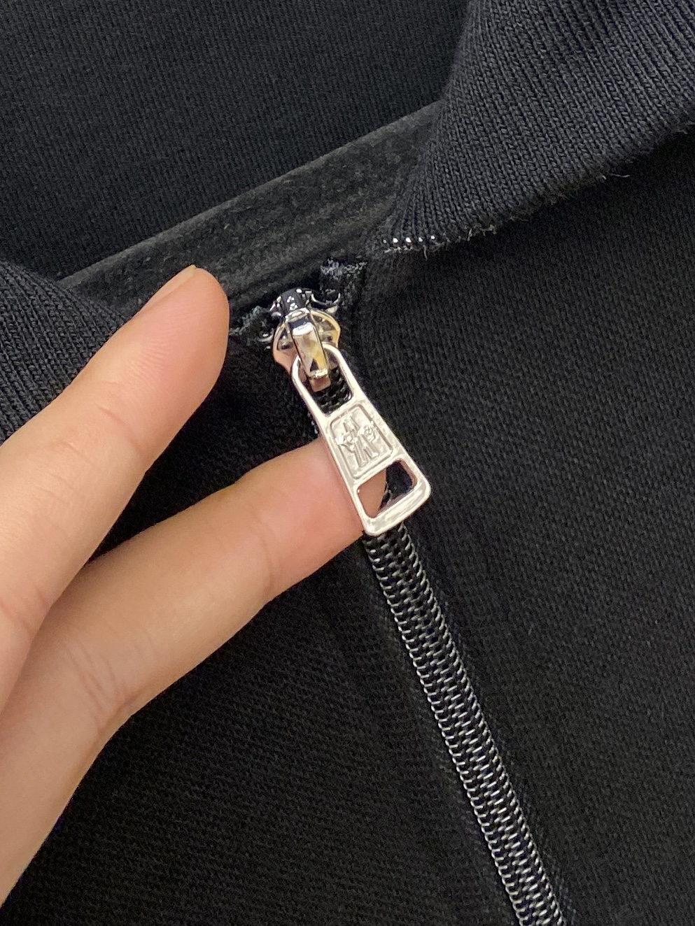 蒙口、2025新品卫衣外套，时尚帅气，胸前刺绣装饰图案logo，简约百搭款，定制原版面料，不仅挺括，保持