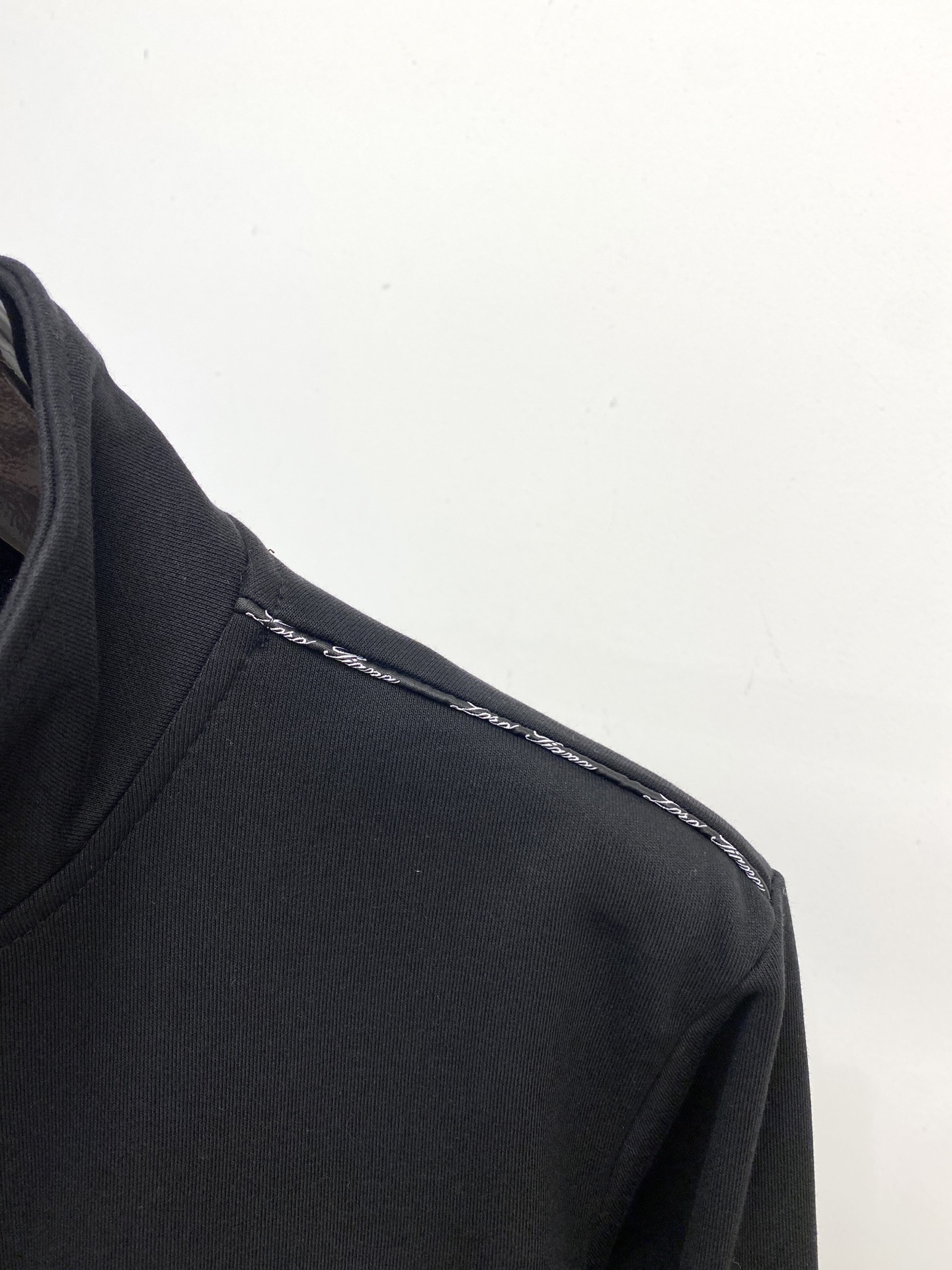 lP🆕、2025新品卫衣外套，时尚帅气，胸前精致刺绣字母图案logo，简约百搭款，定制原版面料，不仅挺括