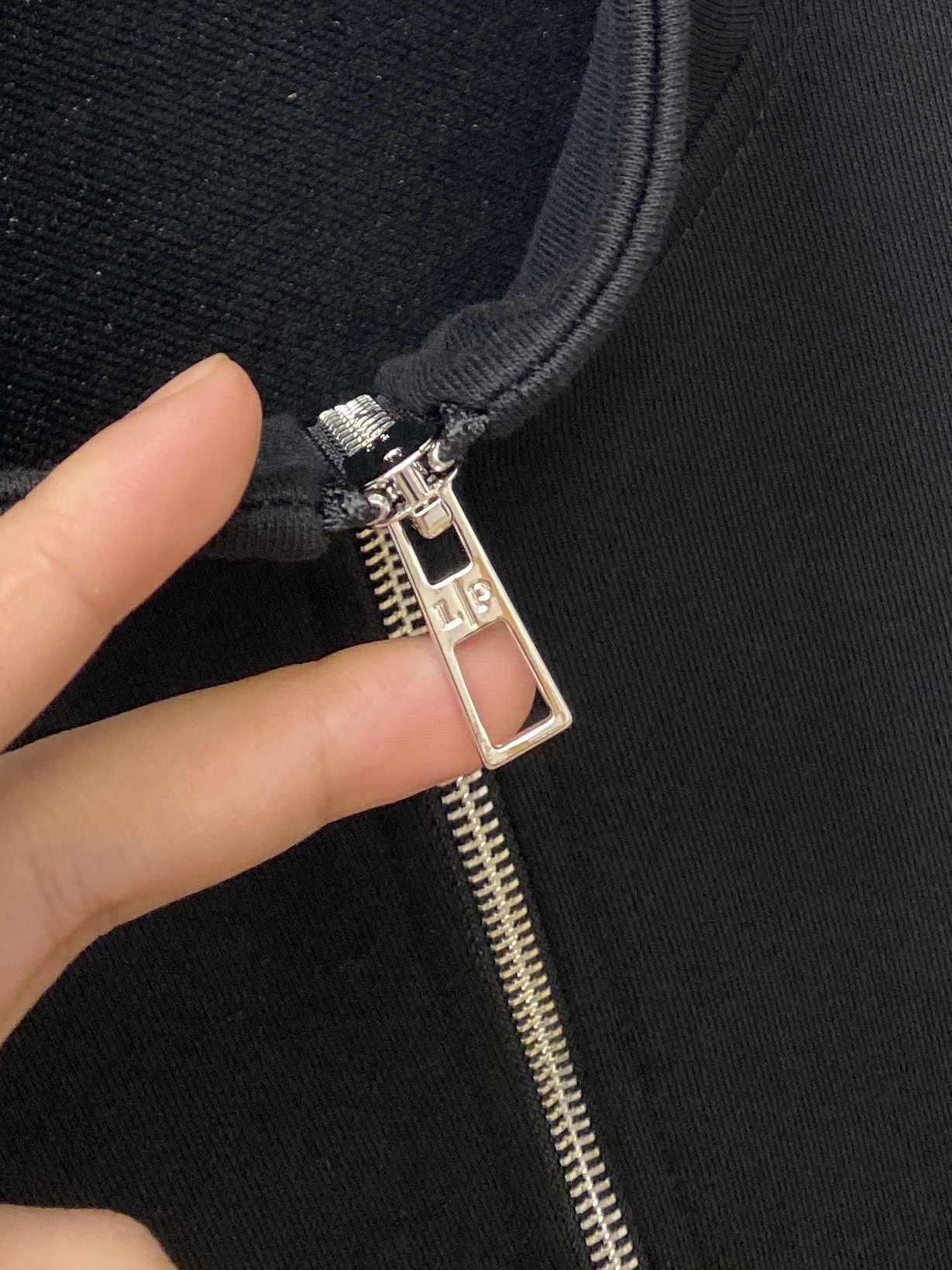 lP🆕、2025新品卫衣外套，时尚帅气，胸前精致刺绣字母图案logo，简约百搭款，定制原版面料，不仅挺括