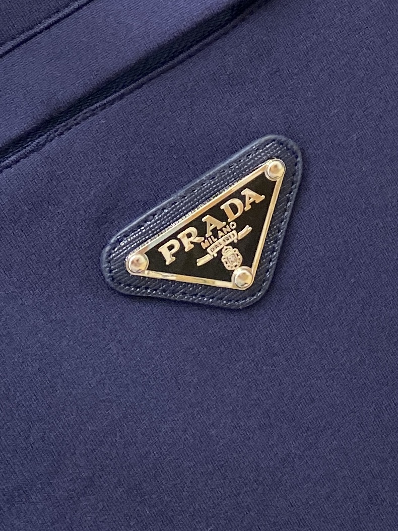 普拉达、2025新品卫衣外套，时尚帅气，胸前五金装饰三角标logo，简约百搭款，定制原版面料，不仅挺括，