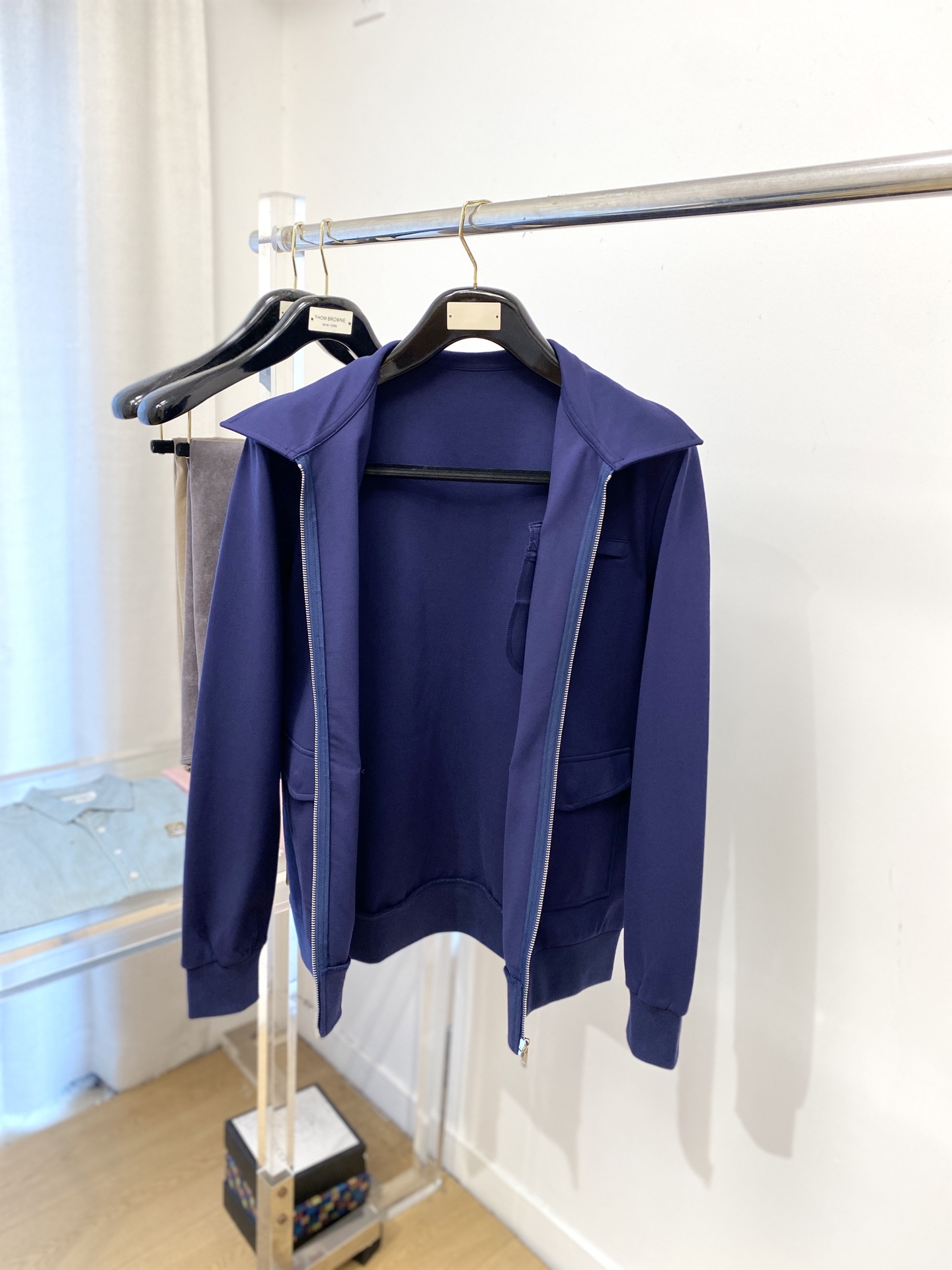 普拉达、2025新品卫衣外套，时尚帅气，胸前五金装饰三角标logo，简约百搭款，定制原版面料，不仅挺括，