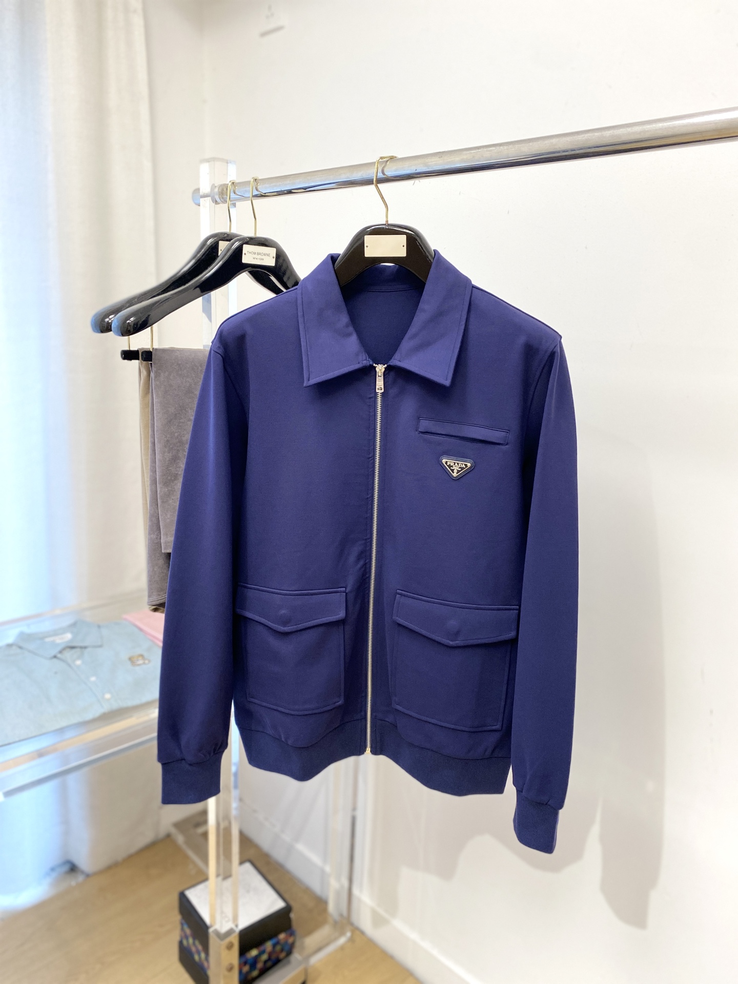 NO:563622,Prada, 2025 new sweatshirt jacket, fashionable and handsome, hardware decorated with triangle logo on the chest, simple and versatile style, customized original fabric, not only crisp and trendy silhouette, but also comfortable to wear, more delicate yarn weaving, size M-3XL,, prada, hoodie, sweatshirts, jackets & coats, alexander wang19860909普拉达、2025新品卫衣外套,时尚帅气,胸前五金装饰三角标logo,简约百搭款,定制原版面料,不仅挺括,保持潮流的廓形,又穿着舒适,纱织更细腻,码数M-3XL,,prada,hoodie,sweatshirts,jackets & coats,alexander wang,Men's clothing