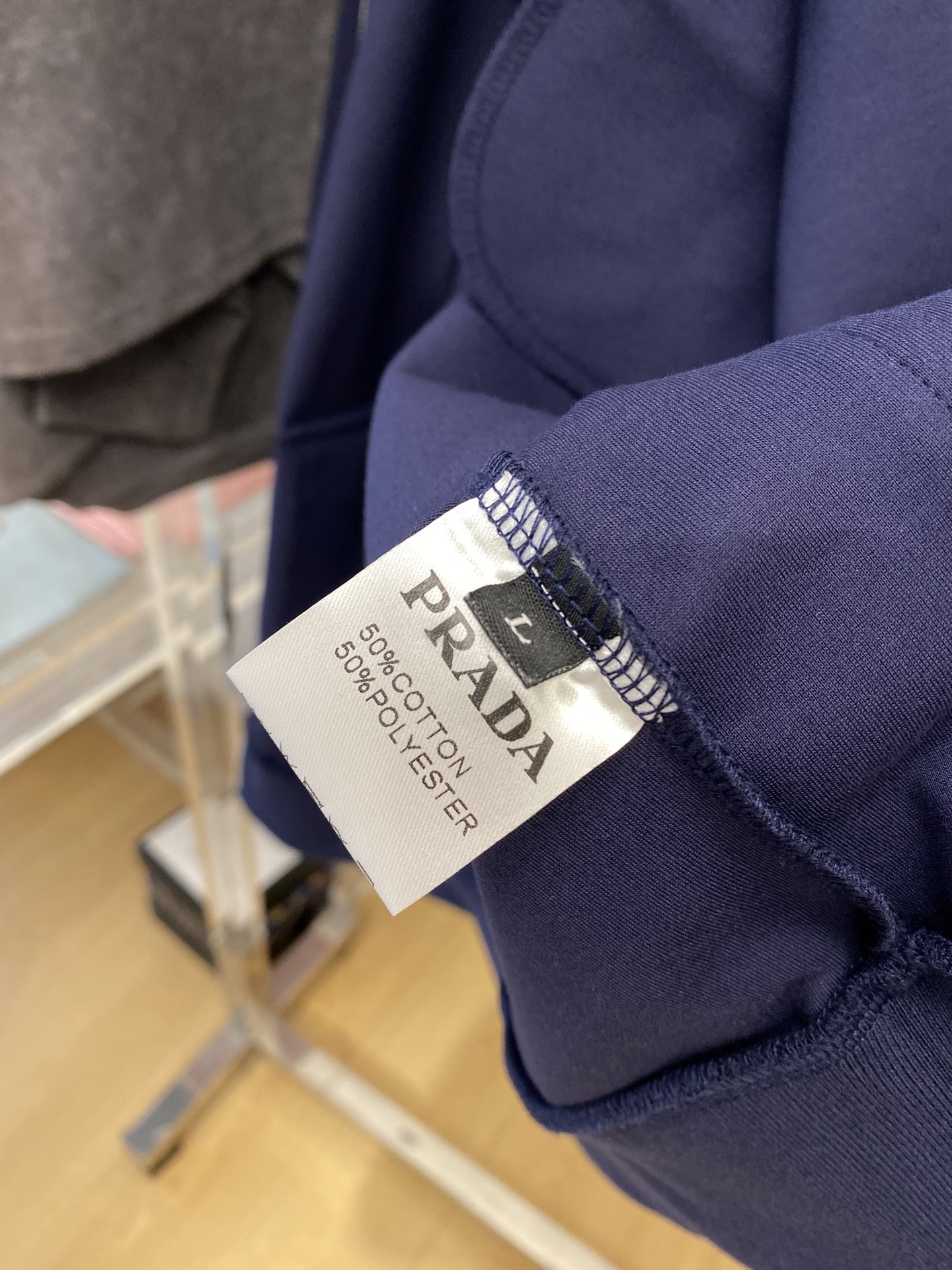普拉达、2025新品卫衣外套，时尚帅气，胸前五金装饰三角标logo，简约百搭款，定制原版面料，不仅挺括，