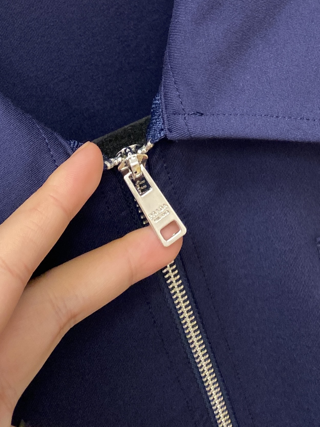 普拉达、2025新品卫衣外套，时尚帅气，胸前五金装饰三角标logo，简约百搭款，定制原版面料，不仅挺括，