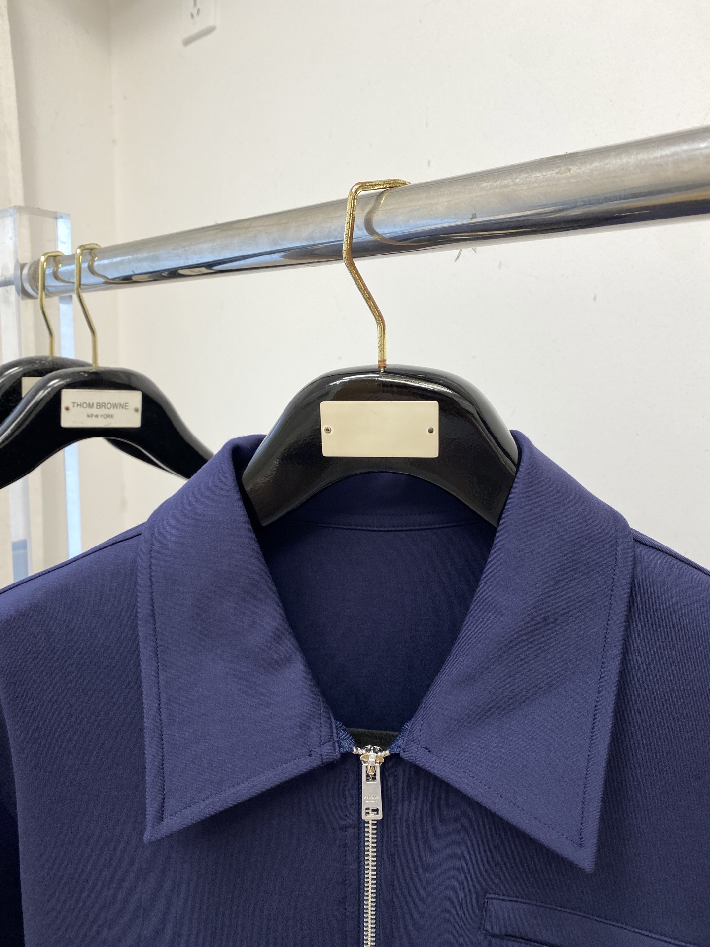 普拉达、2025新品卫衣外套，时尚帅气，胸前五金装饰三角标logo，简约百搭款，定制原版面料，不仅挺括，