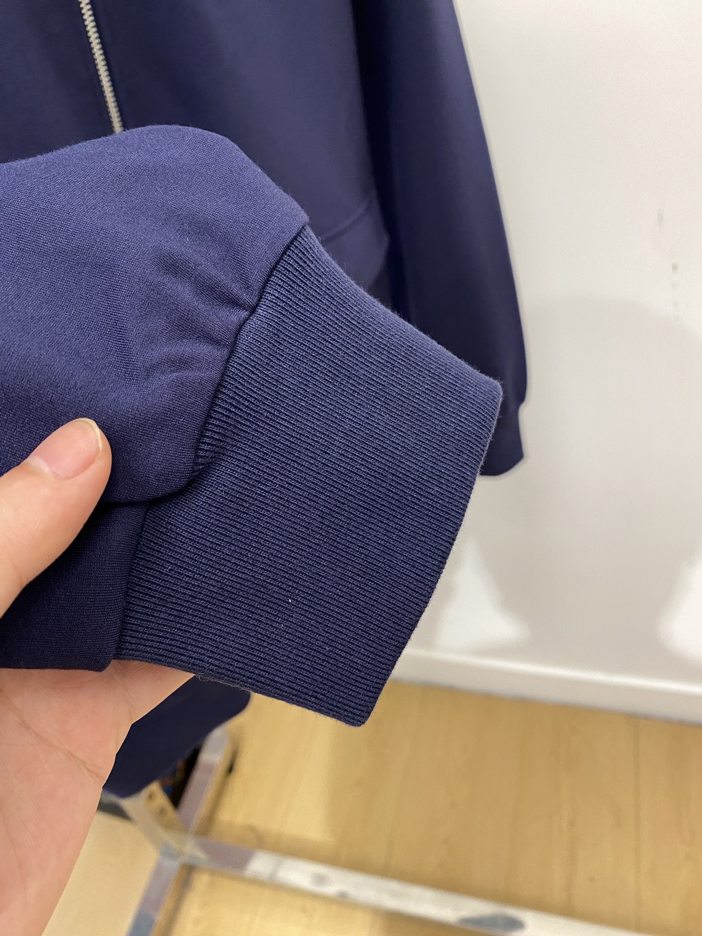 普拉达、2025新品卫衣外套，时尚帅气，胸前五金装饰三角标logo，简约百搭款，定制原版面料，不仅挺括，