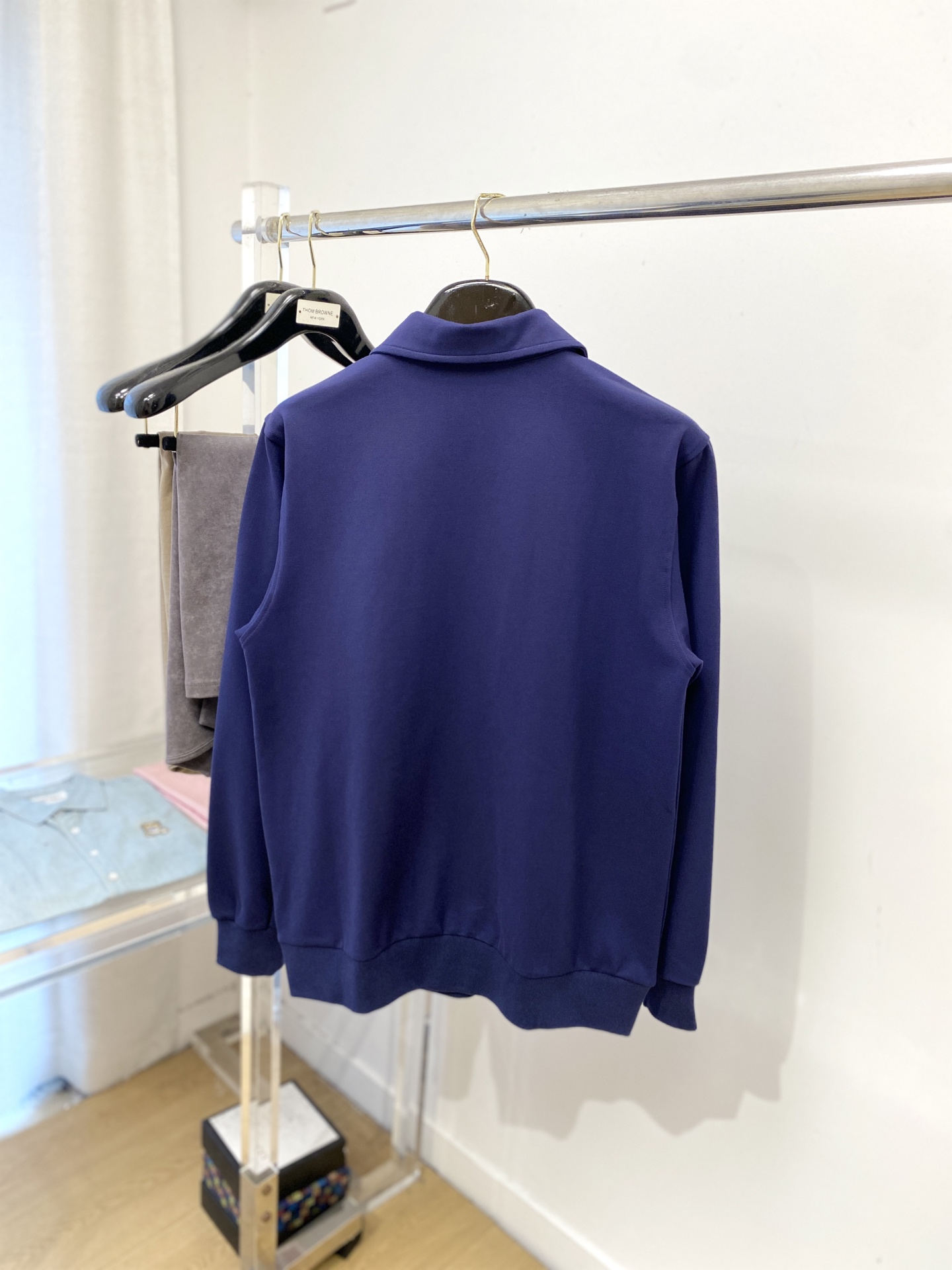 普拉达、2025新品卫衣外套，时尚帅气，胸前五金装饰三角标logo，简约百搭款，定制原版面料，不仅挺括，