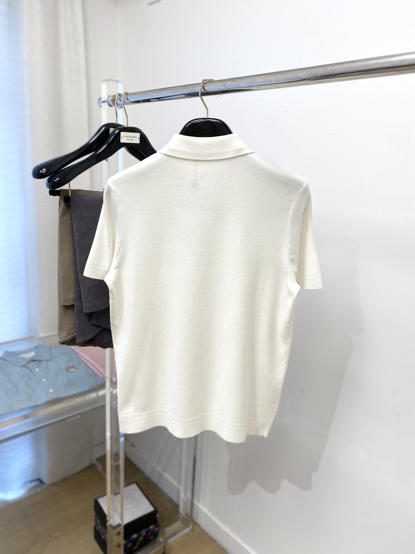 蒙口、2025最新款针织短袖T恤，帅气时尚，胸前刺绣装饰图案logo，简约百搭款。面料棉 不仅挺括，保持