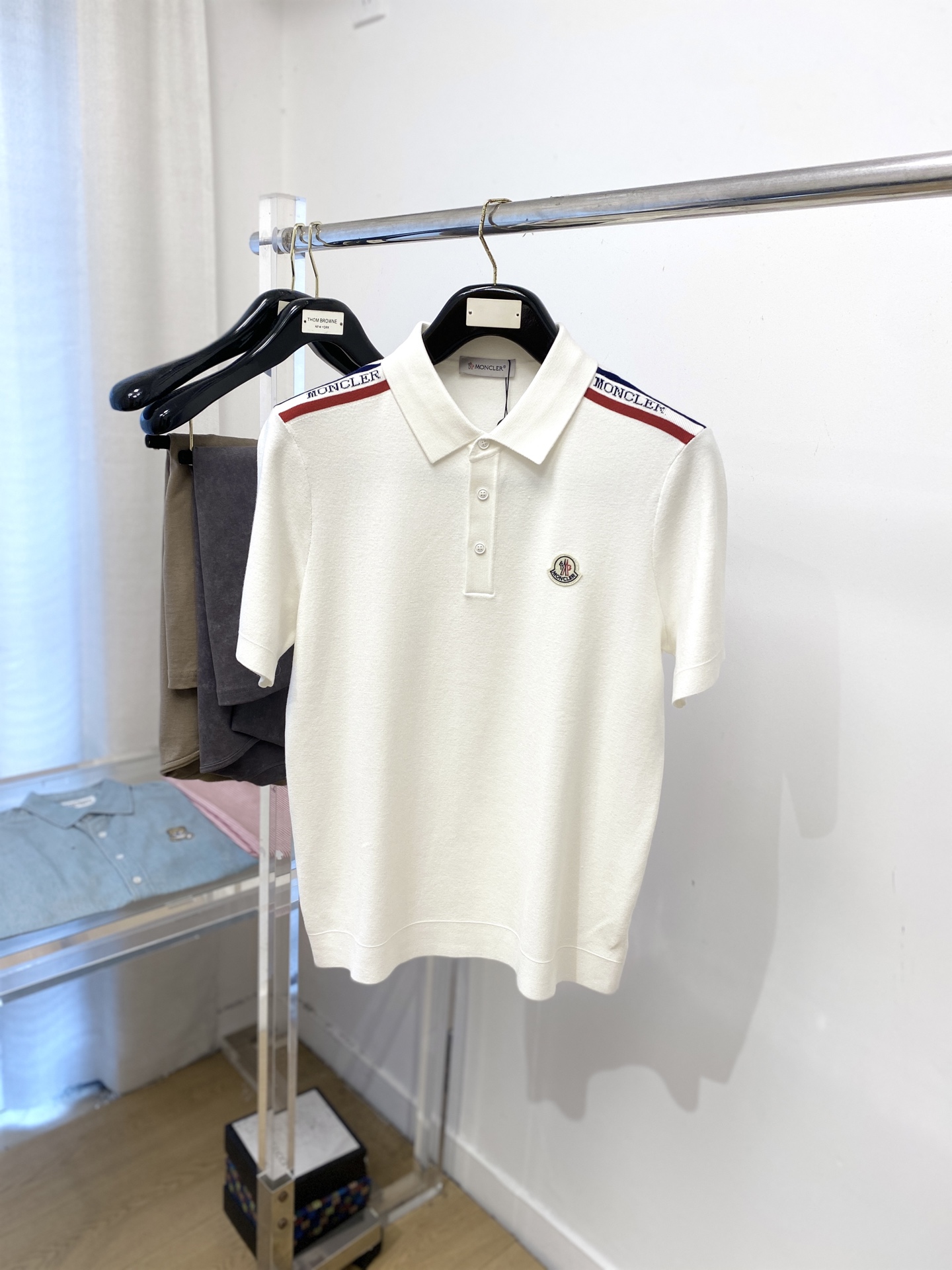 NO:563606,Meng Mouth, the latest 2025 knitted short-sleeved T-shirt, handsome and fashionable, embroidered logo on the chest, simple and versatile. The fabric cotton is not only crisp and maintains the trendy silhouette, but also comfortable to wear, and the yarn is more delicate. Size M-3XL, Moncler, T-shirt, tees, t-shirt, alexander wang19860909蒙口、2025最新款针织短袖T恤,帅气时尚,胸前刺绣装饰图案logo,简约百搭款.面料棉 不仅挺括,保持潮流的廓形,又穿着舒适,纱织更细腻,码数M-3XL,,Moncler,T-shirt,tees，t-shirt,alexander wang,Men's clothing