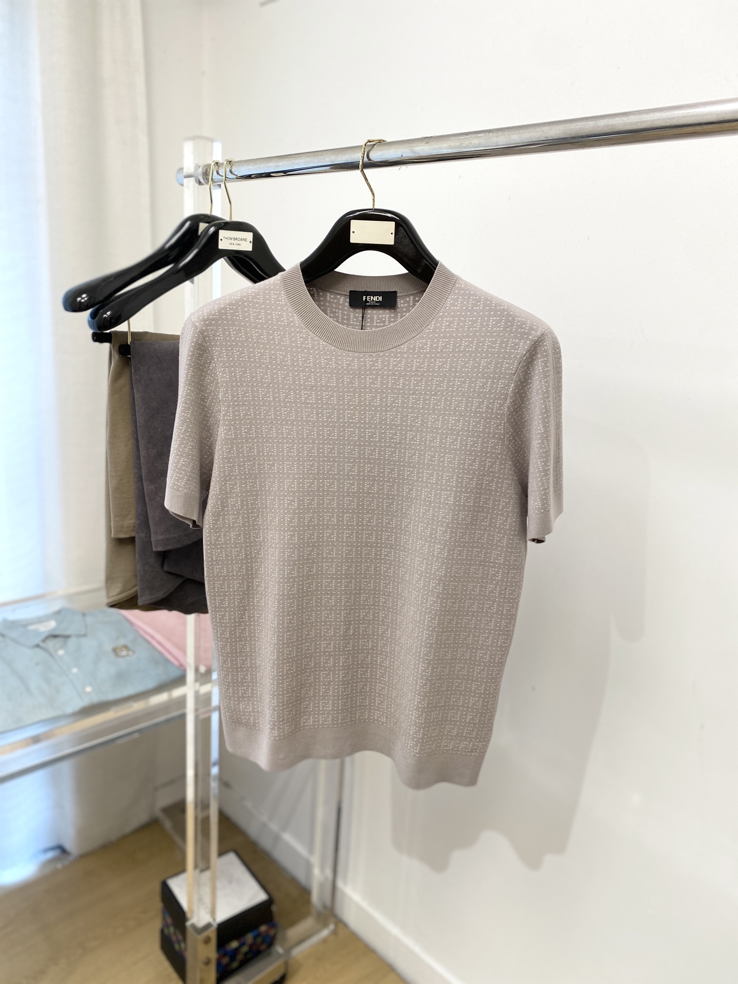 NO:567610,Fendi, the latest 2025 knitted short-sleeved T-shirt, handsome and fashionable, top digital positioning custom-woven letter logo, simple and versatile. The fabric cotton is not only crisp and maintains the trendy silhouette, but also comfortable to wear, and the yarn is more delicate. Size M-3XL,,fendi,T-shirt,tees,t-shirt,alexander wang19860909芬迪、2025最新款针织短袖T恤,帅气时尚,顶级数码定位定织字母logo,简约百搭款.面料棉 不仅挺括,保持潮流的廓形,又穿着舒适,纱织更细腻,码数M-3XL,,fendi,T-shirt,tees，t-shirt,alexander wang,Men's clothing