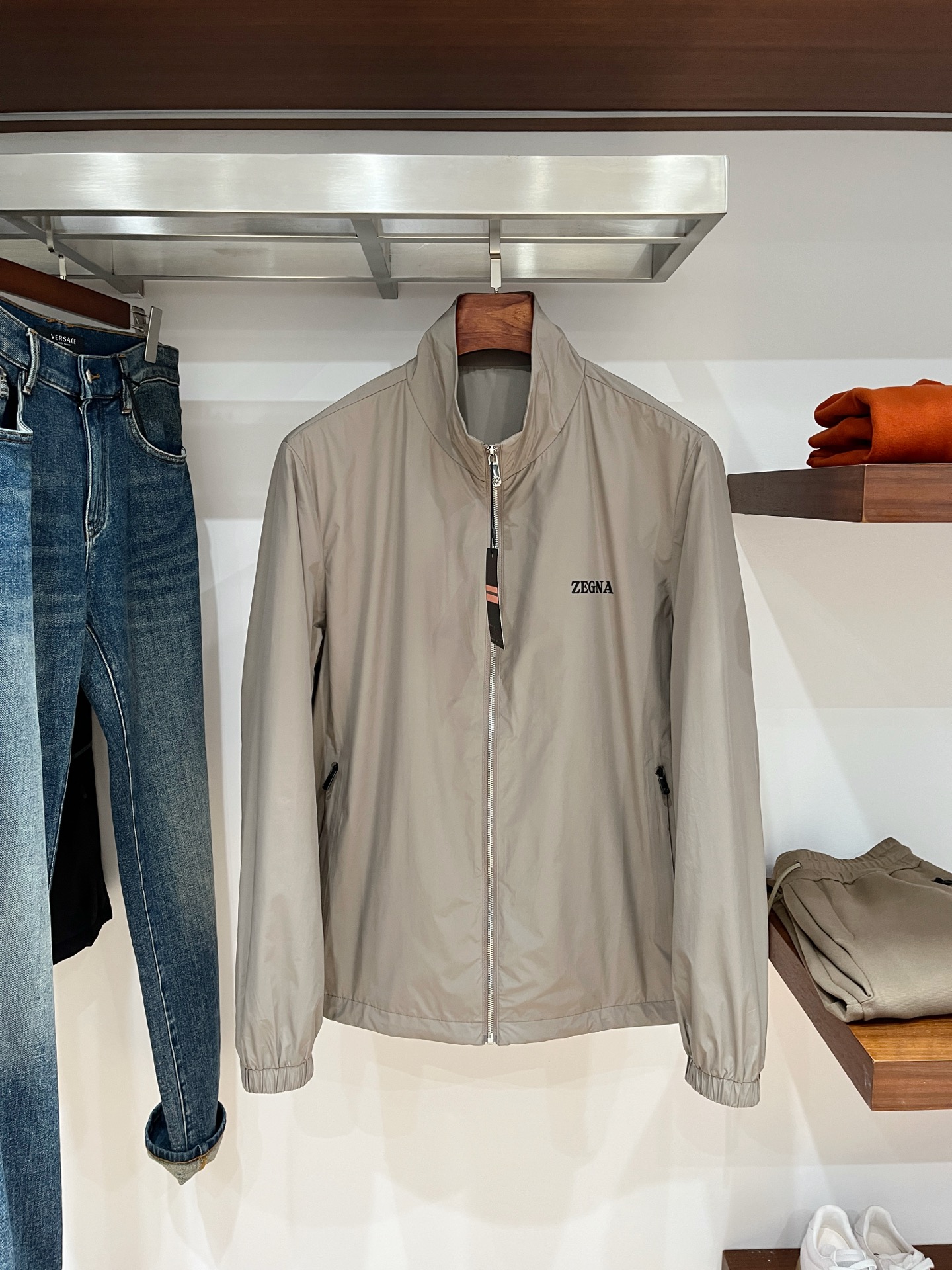 NO:531196,Zenia, 2025 new jacket jacket, fashionable and handsome, simple and versatile style, top-grade printed letter logo on the chest, customized original fabric, not only crisp, maintains the trendy silhouette, and is comfortable to wear, the yarn weaving is more delicate, the number M-3XL, zegna, jackets & coats, jackets & coats, alexander wang19860909杰尼亚、2025新品夹克外套,时尚帅气,简约百搭款,胸前顶级印胶字母logo,定制原版面料,不仅挺括,保持潮流的廓形,又穿着舒适,纱织更细腻,码数M-3XL,,zegna,jackets & coats,jackets & coats,alexander wang,Men's clothing