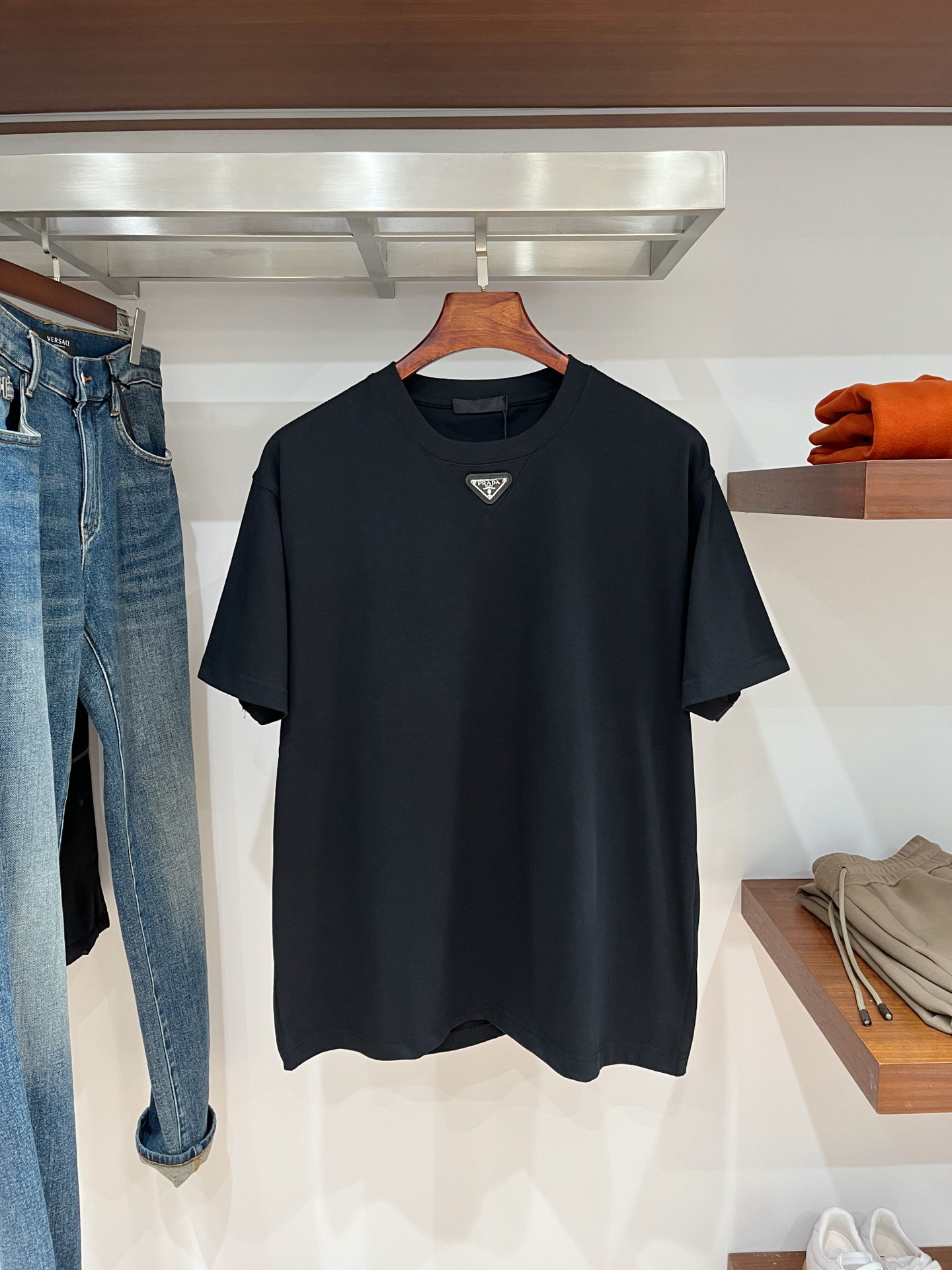 普拉达、2025最新款短袖T恤，帅气时尚，胸口五金装饰三角标logo，简约百搭款。面料棉 不仅挺括，保持