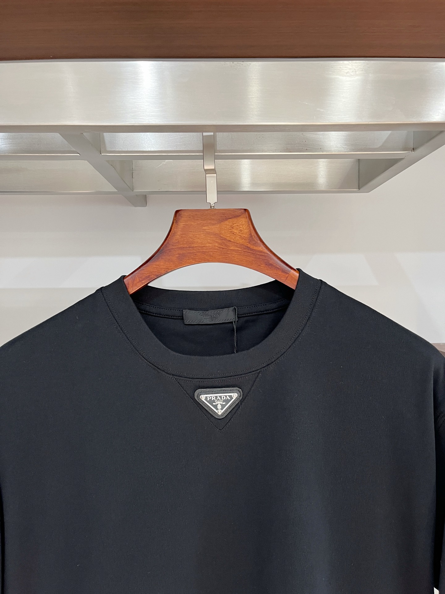 普拉达、2025最新款短袖T恤，帅气时尚，胸口五金装饰三角标logo，简约百搭款。面料棉 不仅挺括，保持