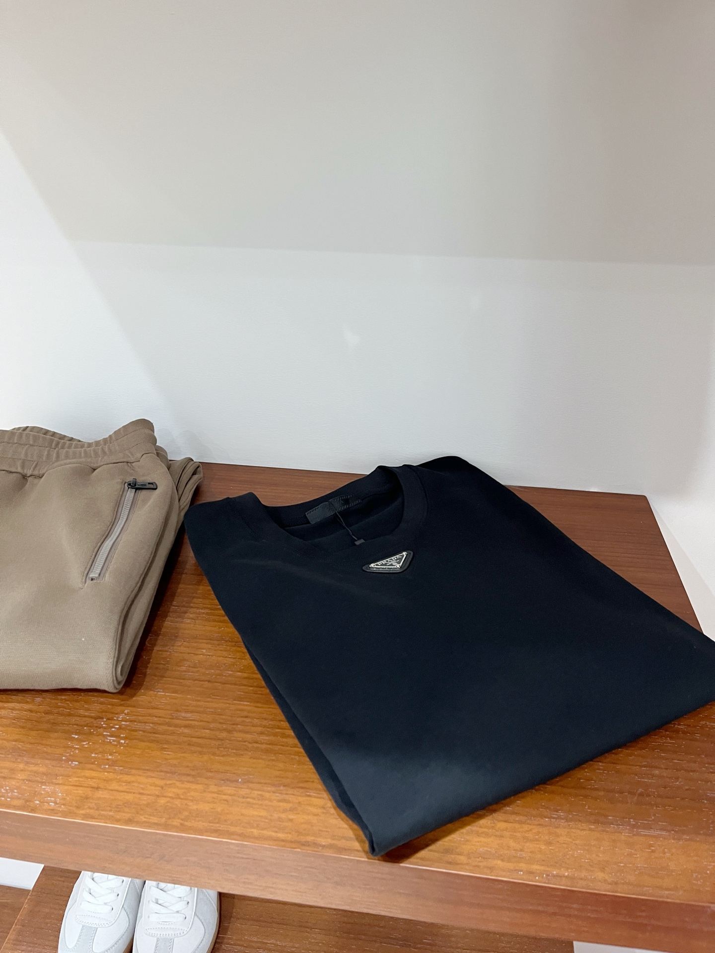 NO:531220,Prada, the latest short-sleeved T-shirt in 2025, handsome and fashionable, chest hardware decorative triangle logo, simple and versatile style. Fabric cotton is not only crisp, maintains a fashionable silhouette, but also comfortable to wear, and the yarn is more delicate, S-2XL, prada, T-shirt, tees, t-shirt, alexander wang19860909普拉达、2025最新款短袖T恤,帅气时尚,胸口五金装饰三角标logo,简约百搭款.面料棉 不仅挺括,保持潮流的廓形,又穿着舒适,纱织更细腻,码数S-2XL,,prada,T-shirt,tees，t-shirt,alexander wang,Men's clothing