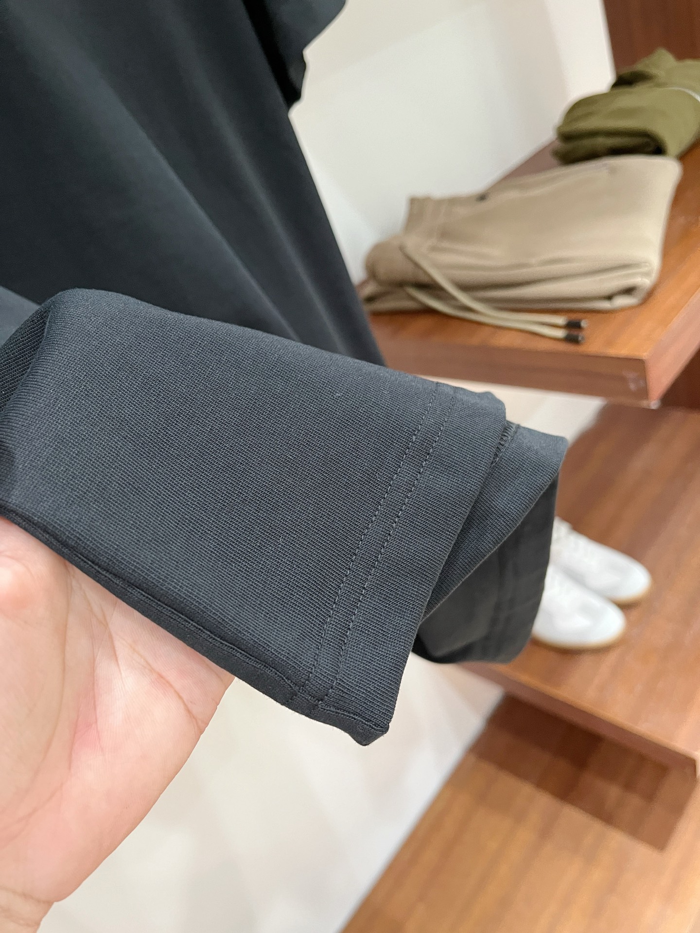 普拉达、2025最新款短袖T恤，帅气时尚，胸口五金装饰三角标logo，简约百搭款。面料棉 不仅挺括，保持