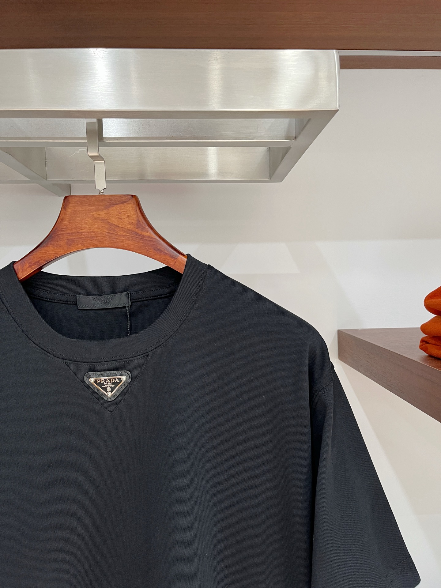普拉达、2025最新款短袖T恤，帅气时尚，胸口五金装饰三角标logo，简约百搭款。面料棉 不仅挺括，保持