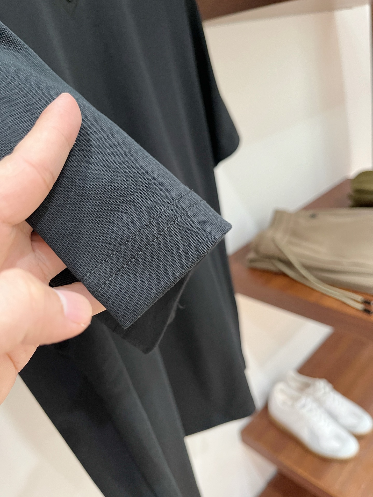 普拉达、2025最新款短袖T恤，帅气时尚，胸口五金装饰三角标logo，简约百搭款。面料棉 不仅挺括，保持