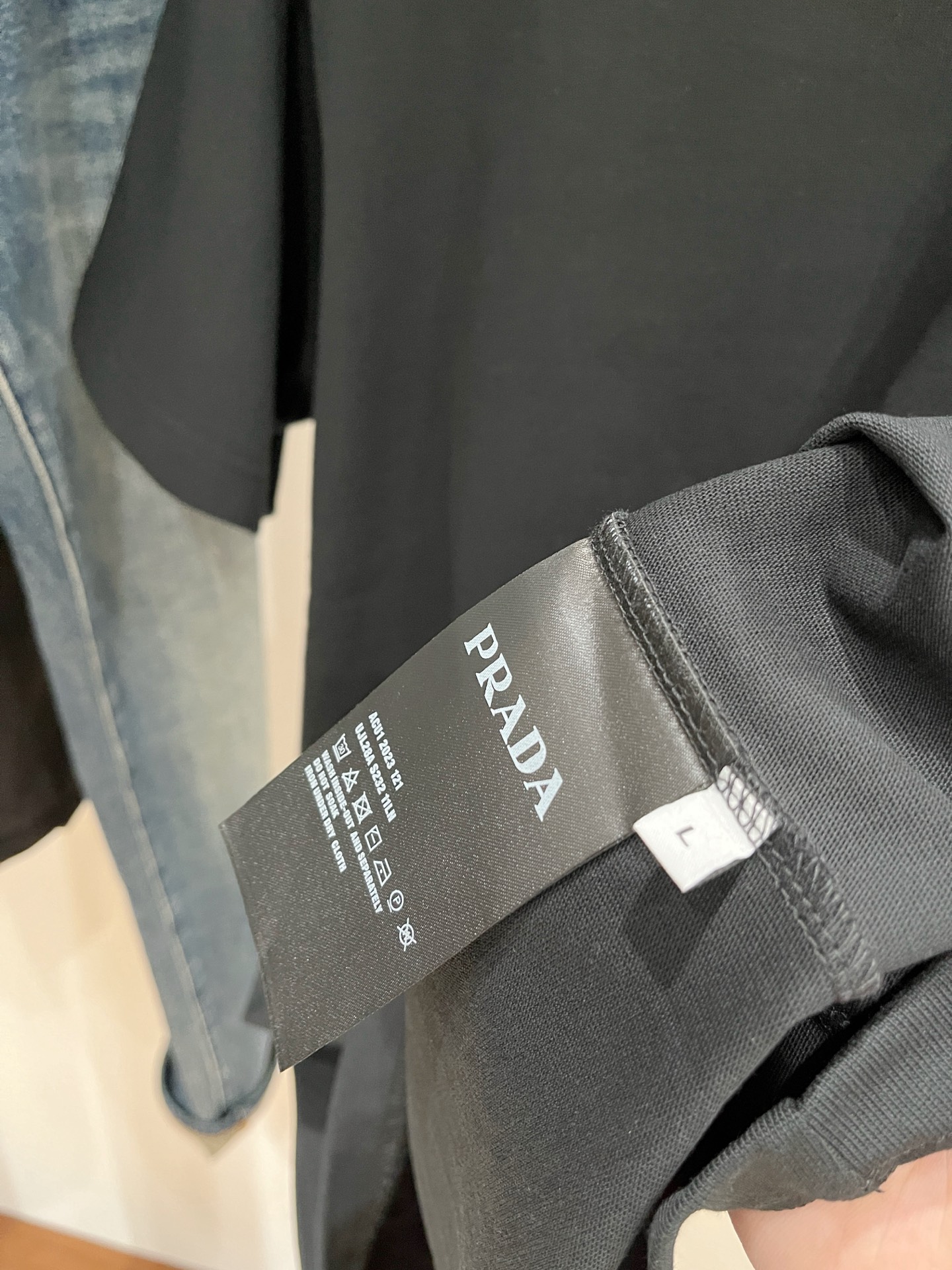 普拉达、2025最新款短袖T恤，帅气时尚，胸口五金装饰三角标logo，简约百搭款。面料棉 不仅挺括，保持