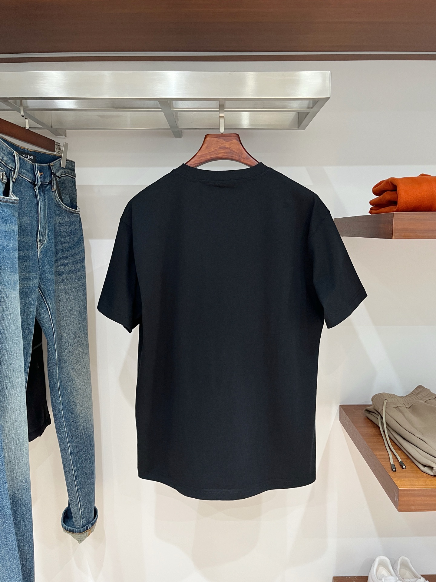 普拉达、2025最新款短袖T恤，帅气时尚，胸口五金装饰三角标logo，简约百搭款。面料棉 不仅挺括，保持