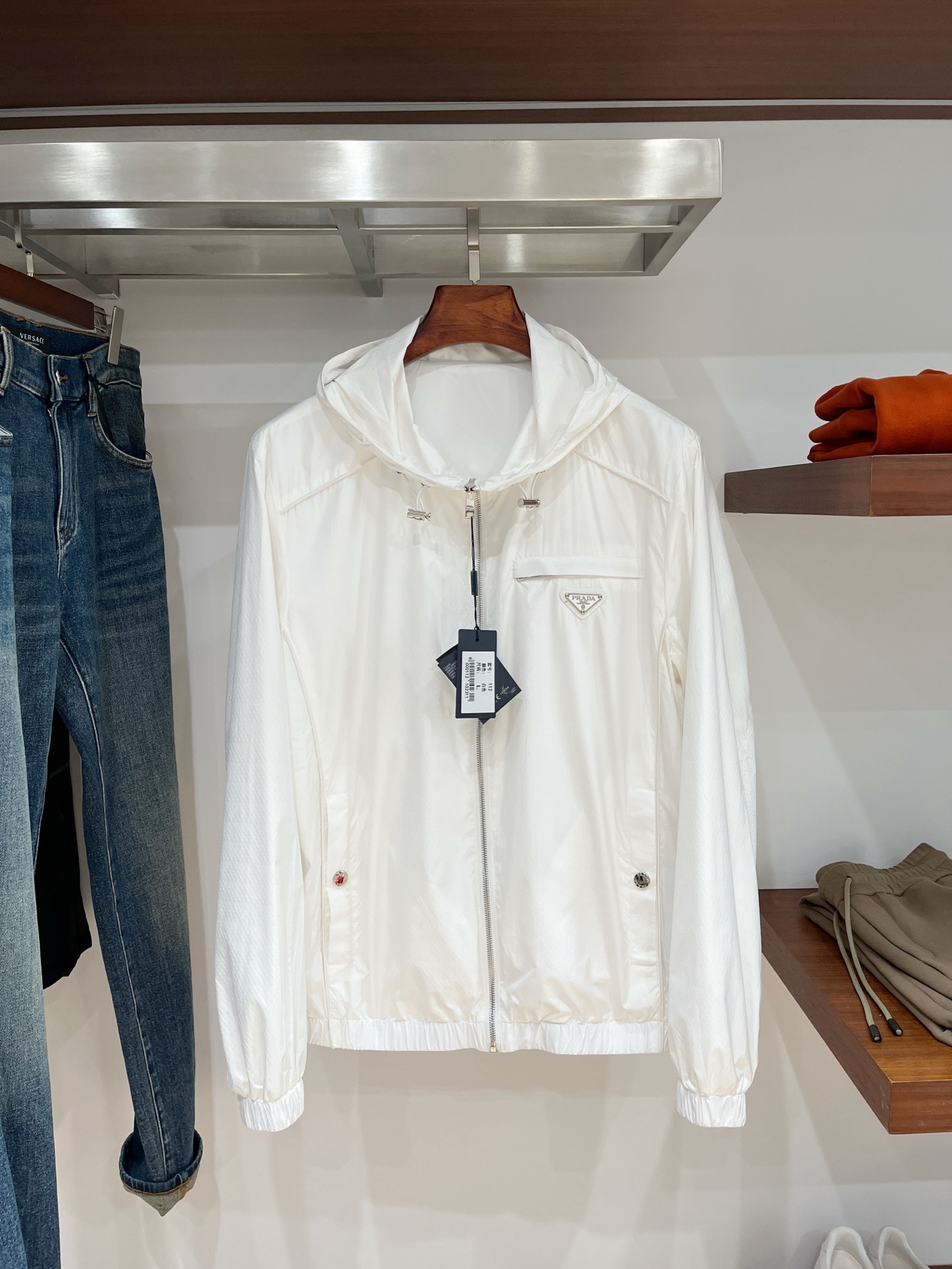 NO:531200,Prada, 2025 new jacket jacket, fashionable and handsome, simple and versatile style, chest hardware decorative triangle logo, customized original fabric, not only crisp, maintains the trendy silhouette, and is comfortable to wear, the yarn weaving is more delicate, the number M-3XL, prada, jackets & coats, jackets & coats, alexander wang19860909普拉达、2025新品夹克外套,时尚帅气,简约百搭款,胸前五金装饰三角标logo,定制原版面料,不仅挺括,保持潮流的廓形,又穿着舒适,纱织更细腻,码数M-3XL,,prada,jackets & coats,jackets & coats,alexander wang,Men's clothing