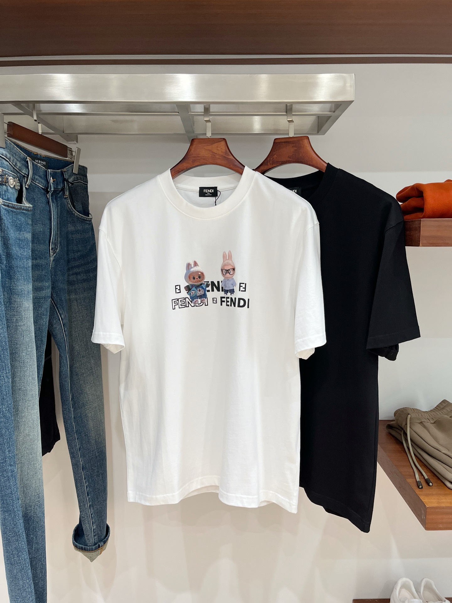 NO:531219,Fendi, 2025 new short-sleeved T-shirt, handsome and fashionable, top-grade offset printed letter pattern logo on the chest, simple and versatile style. Fabric cotton is not only crisp, maintains a fashionable silhouette, but also comfortable to wear, and the yarn is more delicate, the number M-3XL, fendi, T-shirt, tees, t-shirt, alexander wang19860909芬迪、2025新品短袖T恤,帅气时尚,胸前顶级印胶印花字母图案logo,简约百搭款.面料棉 不仅挺括,保持潮流的廓形,又穿着舒适,纱织更细腻,码数M-3XL,,fendi,T-shirt,tees，t-shirt,alexander wang,Men's clothing