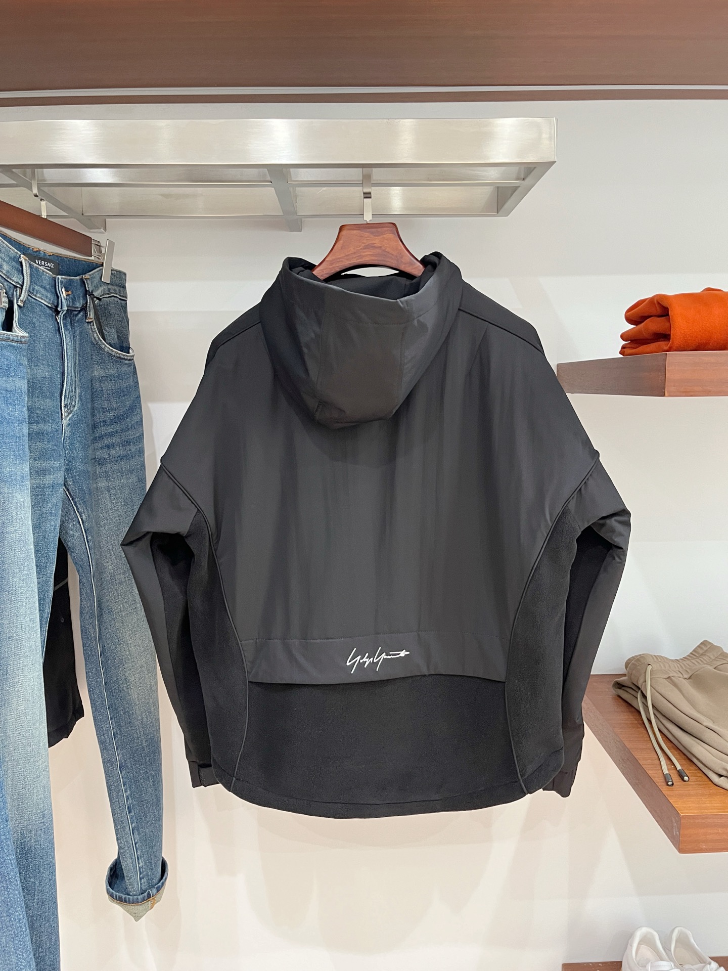 Y-3、2025新品夹克外套，时尚帅气，简约百搭款，袖口刺绣装饰字母logo，定制原版面料，不仅挺括，保