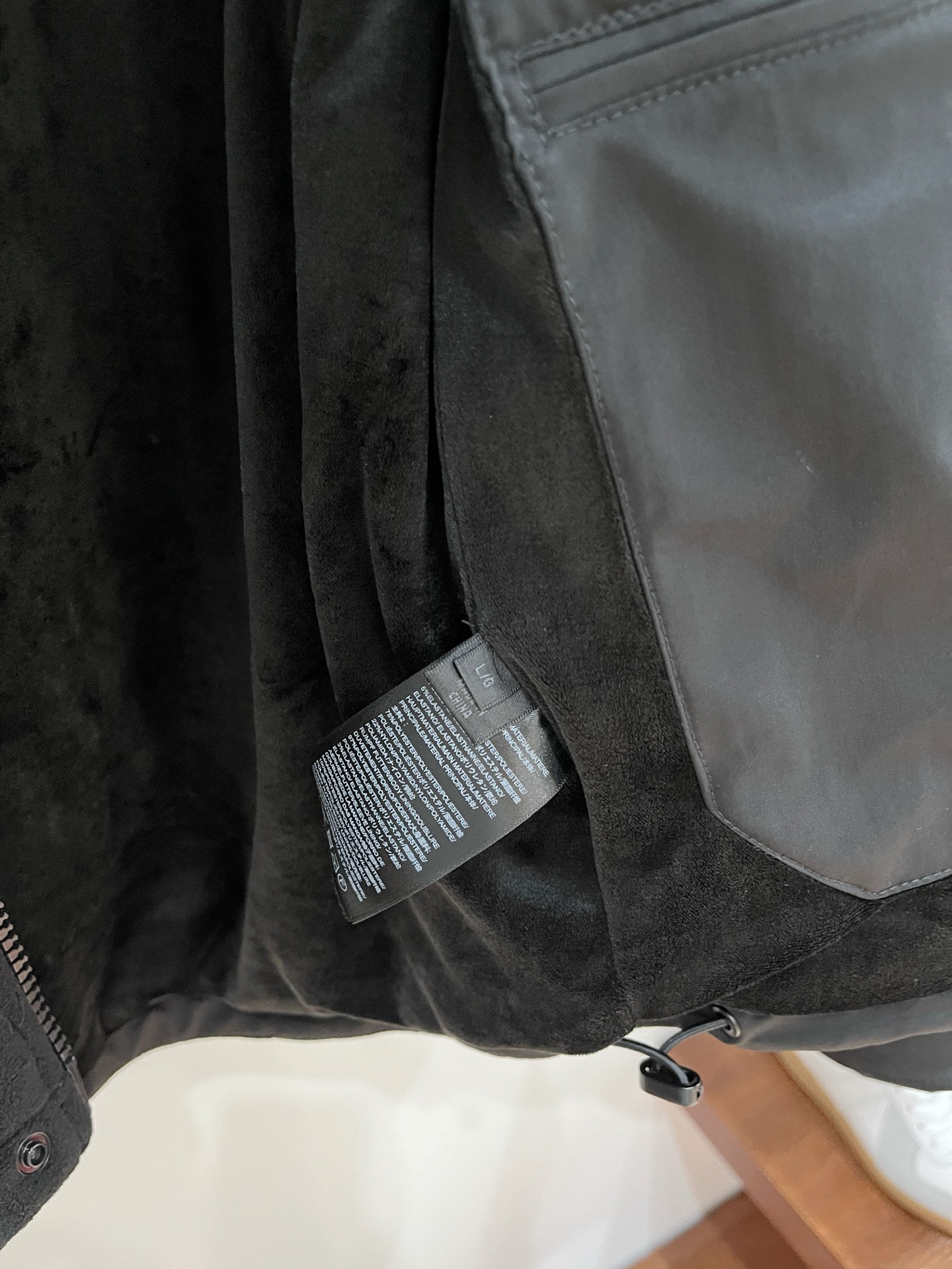 Y-3、2025新品夹克外套，时尚帅气，简约百搭款，袖口刺绣装饰字母logo，定制原版面料，不仅挺括，保