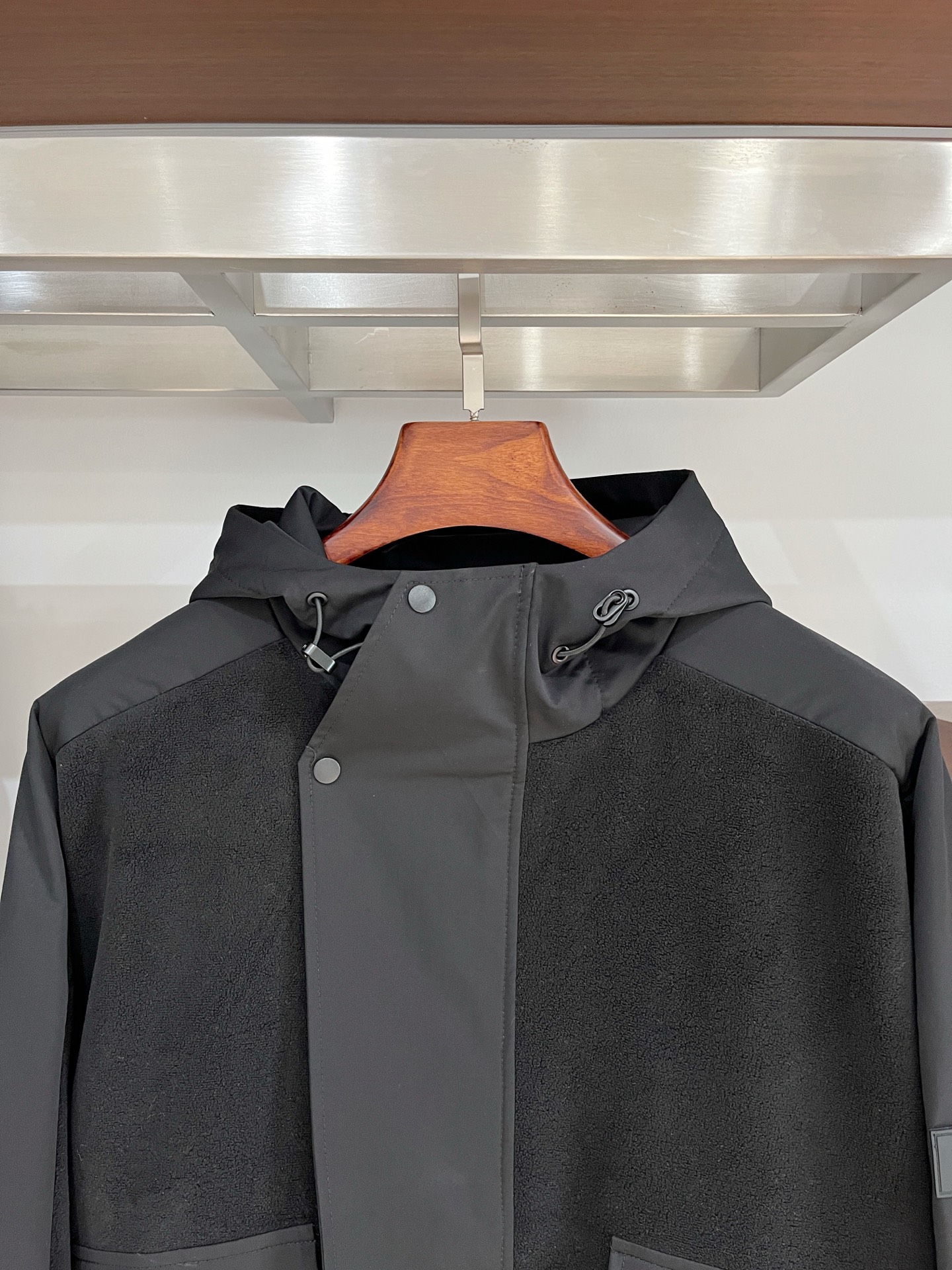 Y-3、2025新品夹克外套，时尚帅气，简约百搭款，袖口刺绣装饰字母logo，定制原版面料，不仅挺括，保