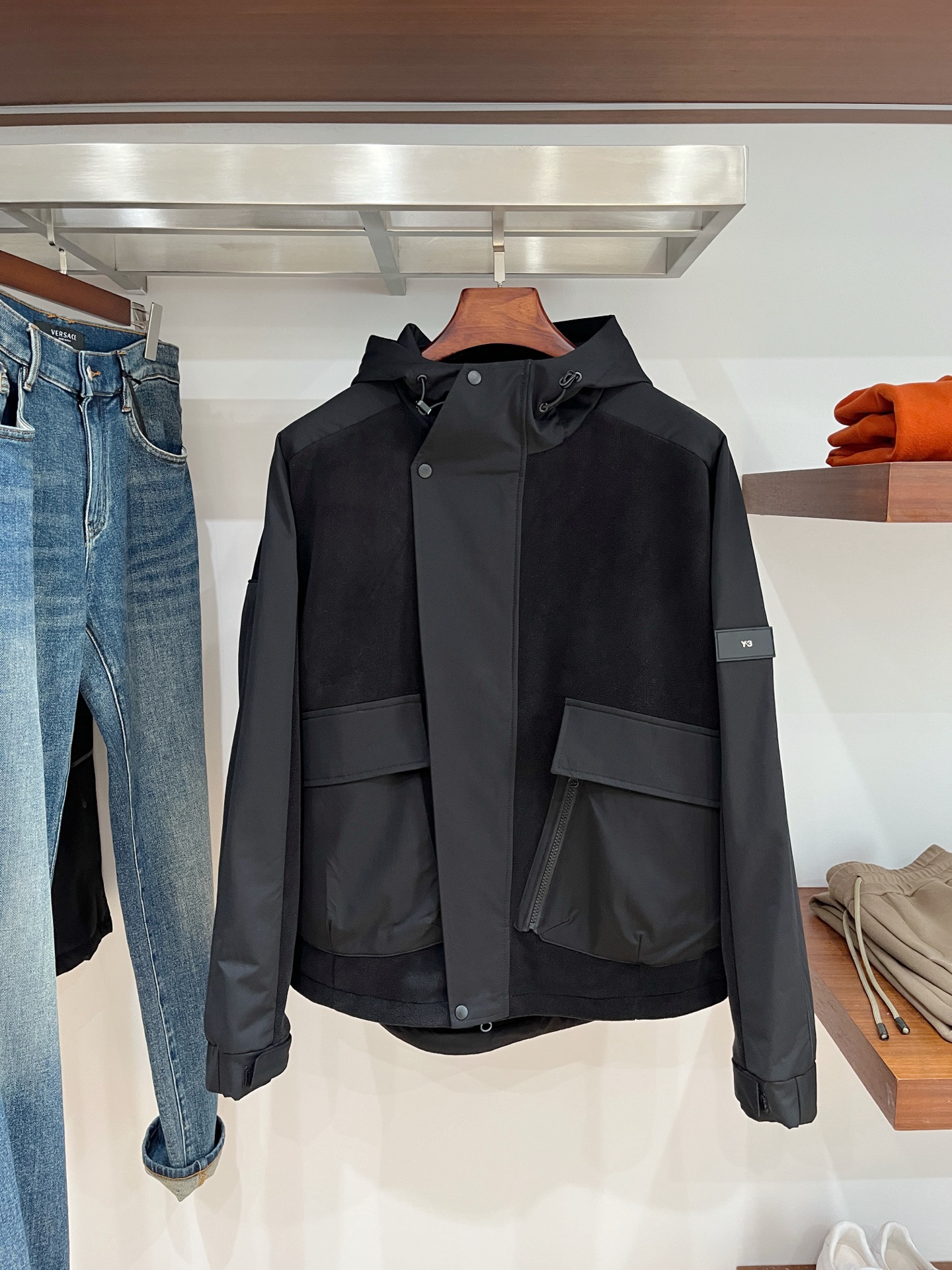 NO:531213,Y-3, 2025 new jacket jacket, fashionable and handsome, simple and versatile style, cuff embroidered decorative letter logo, customized original fabric, not only crisp, maintains the trendy silhouette, and is comfortable to wear, the yarn weaving is more delicate, the number M-3XL,, jackets & coats, jackets & coats, alexander wang19860909Y-3、2025新品夹克外套,时尚帅气,简约百搭款,袖口刺绣装饰字母logo,定制原版面料,不仅挺括,保持潮流的廓形,又穿着舒适,纱织更细腻,码数M-3XL,,jackets & coats,jackets & coats,alexander wang,Men's clothing