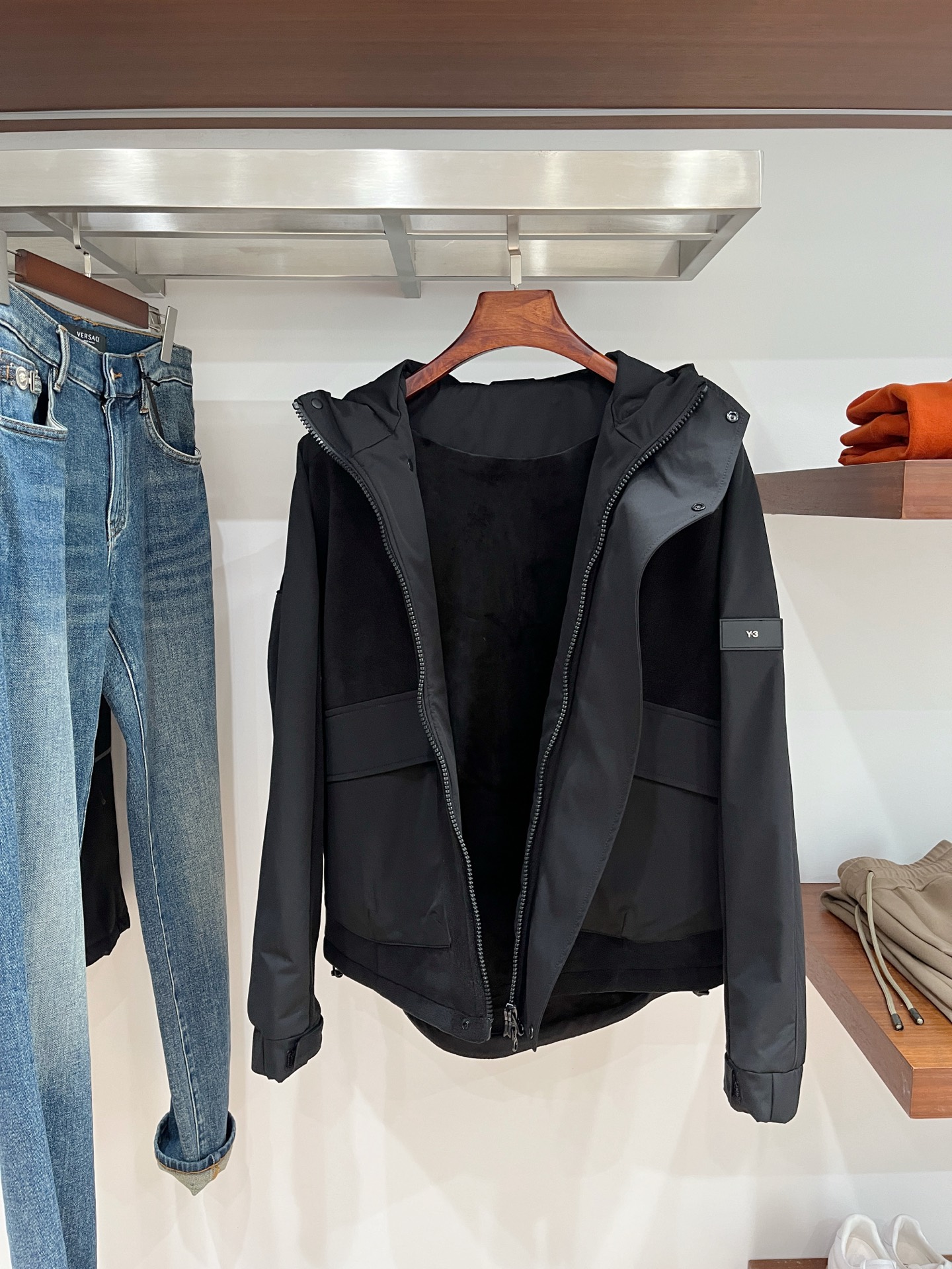 Y-3、2025新品夹克外套，时尚帅气，简约百搭款，袖口刺绣装饰字母logo，定制原版面料，不仅挺括，保