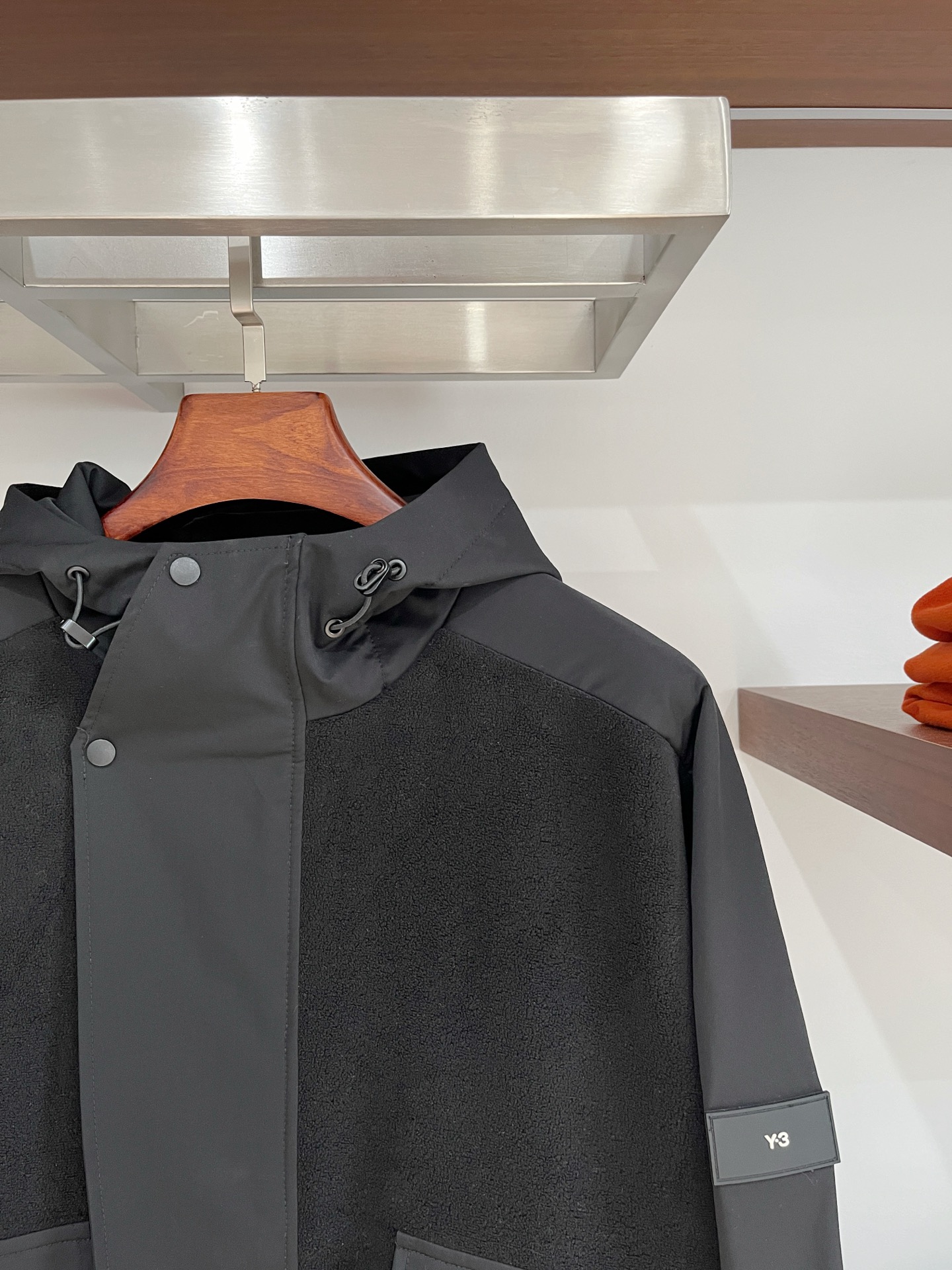 Y-3、2025新品夹克外套，时尚帅气，简约百搭款，袖口刺绣装饰字母logo，定制原版面料，不仅挺括，保