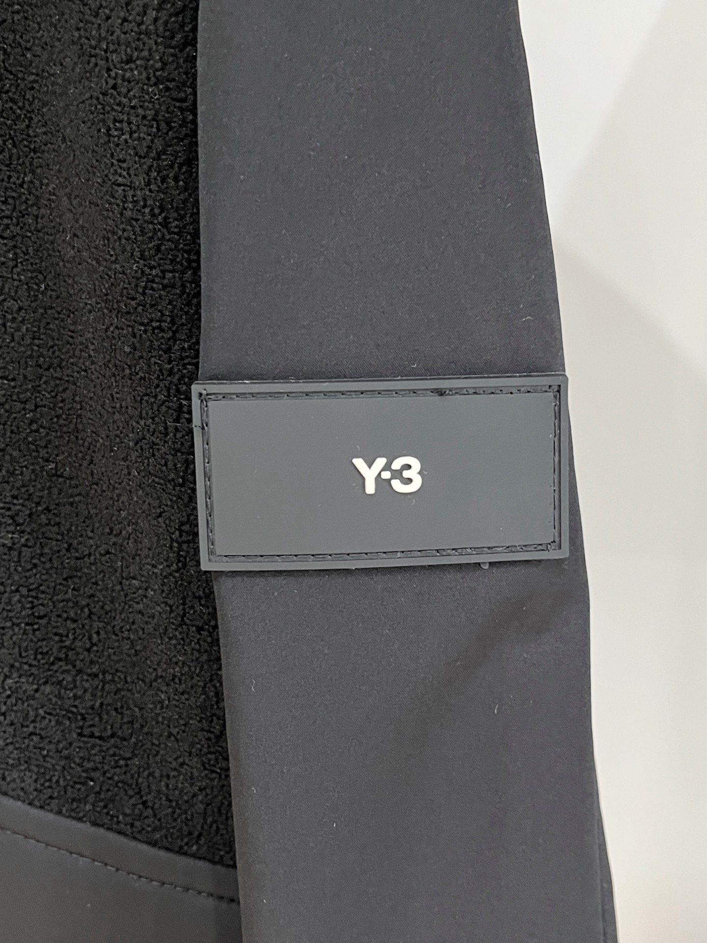 Y-3、2025新品夹克外套，时尚帅气，简约百搭款，袖口刺绣装饰字母logo，定制原版面料，不仅挺括，保