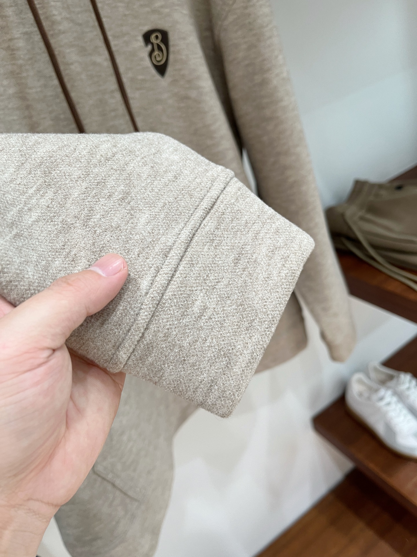 巴宝莉、2025新品卫衣，帅气时尚，简约百搭款。胸前精致刺绣字母logo，面料棉 不仅挺括，保持潮流的廓