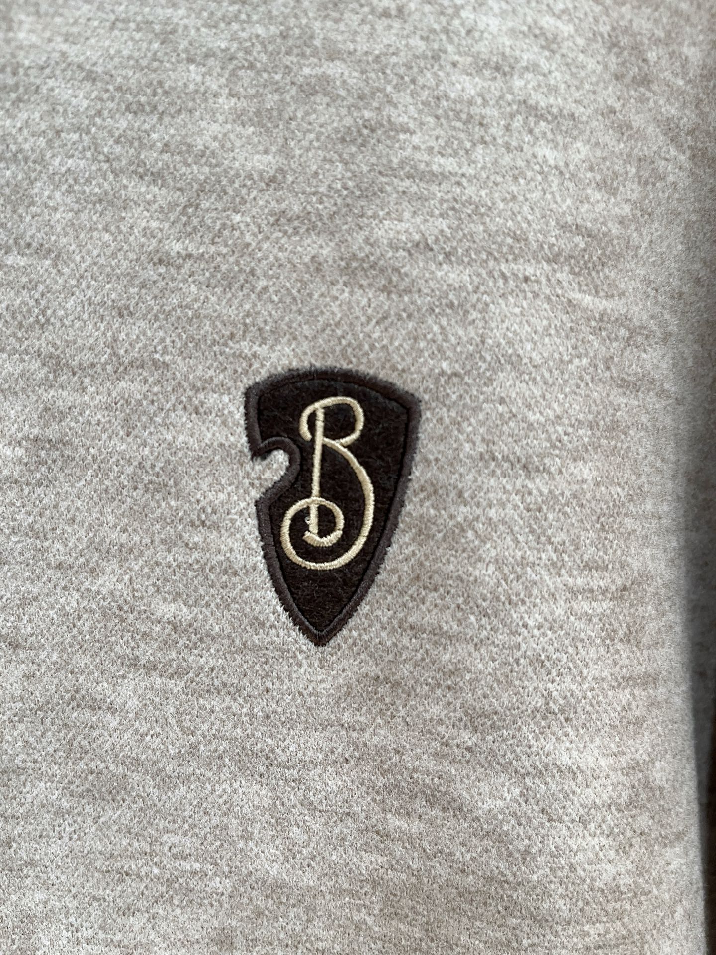 巴宝莉、2025新品卫衣，帅气时尚，简约百搭款。胸前精致刺绣字母logo，面料棉 不仅挺括，保持潮流的廓