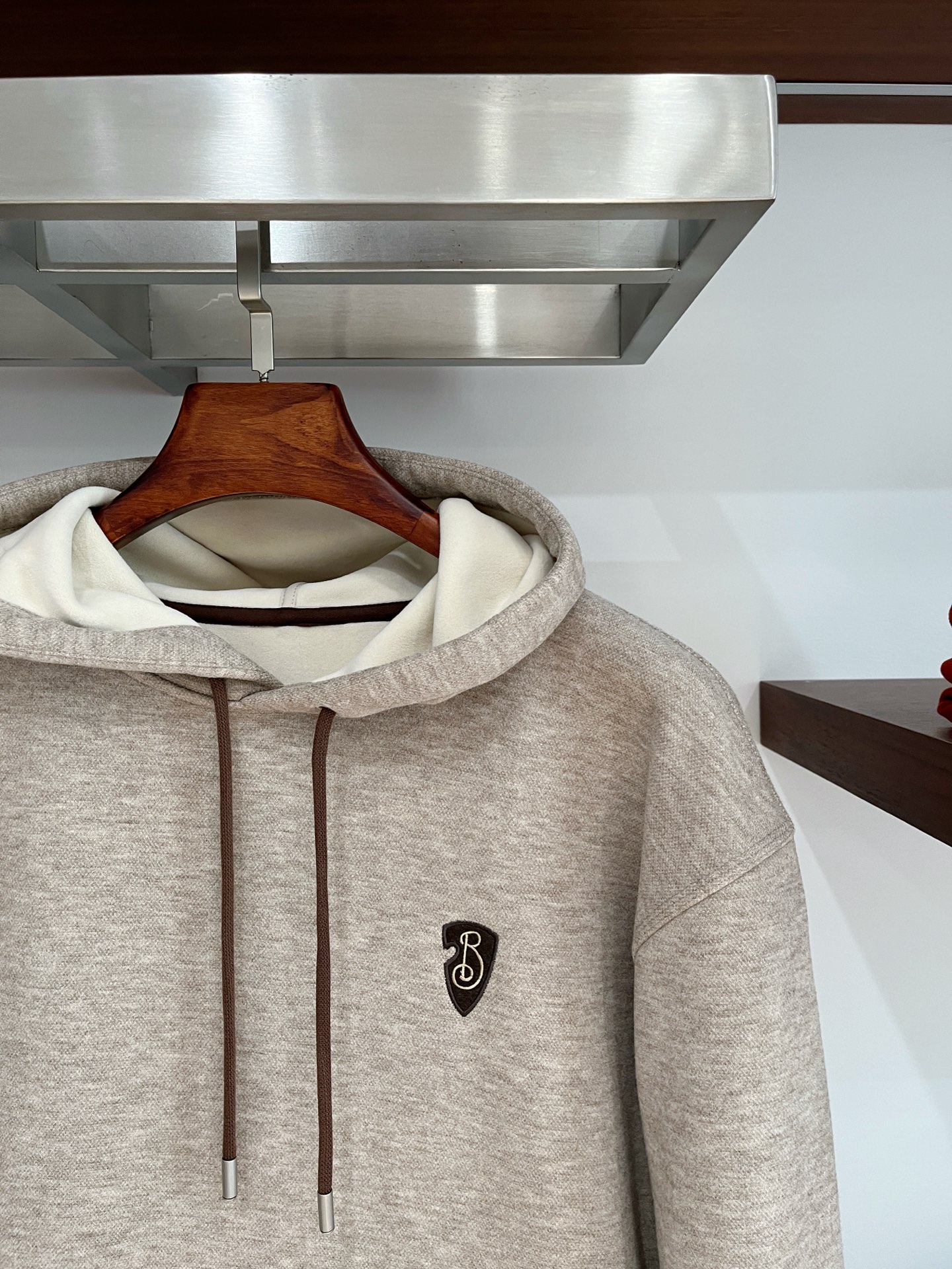 巴宝莉、2025新品卫衣，帅气时尚，简约百搭款。胸前精致刺绣字母logo，面料棉 不仅挺括，保持潮流的廓