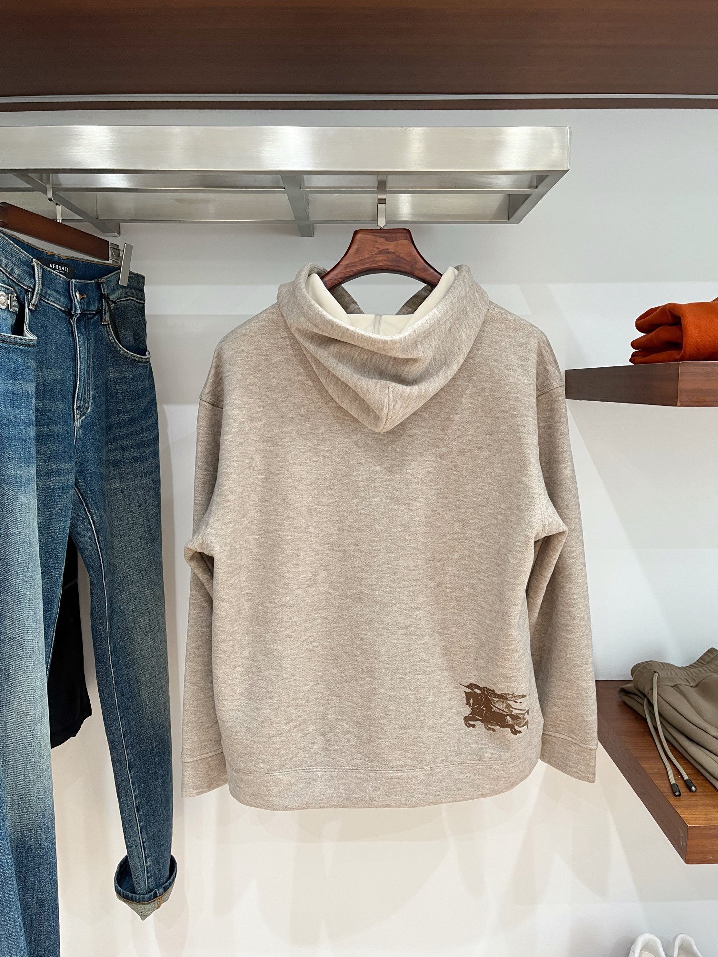 巴宝莉、2025新品卫衣，帅气时尚，简约百搭款。胸前精致刺绣字母logo，面料棉 不仅挺括，保持潮流的廓