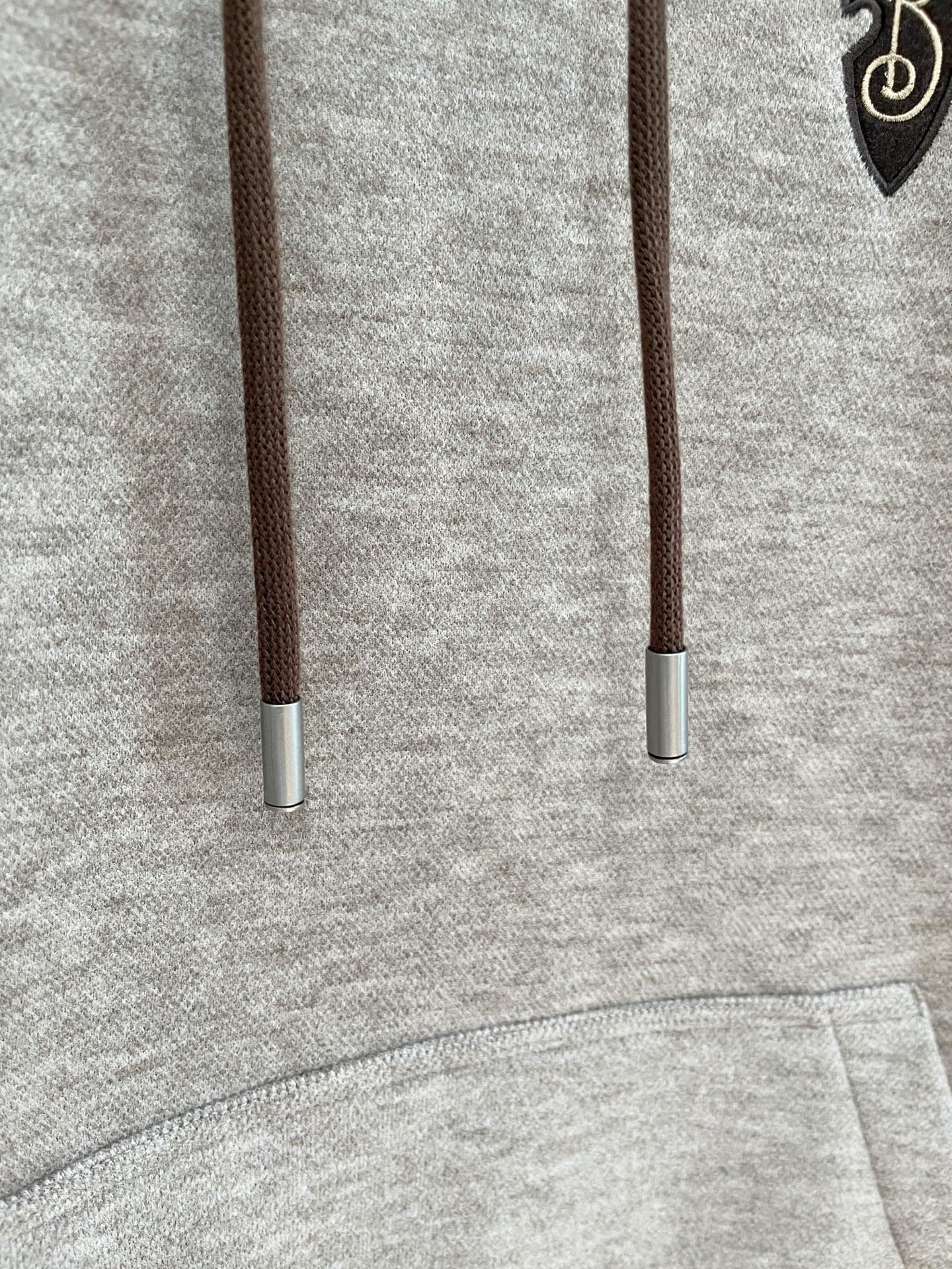 巴宝莉、2025新品卫衣，帅气时尚，简约百搭款。胸前精致刺绣字母logo，面料棉 不仅挺括，保持潮流的廓