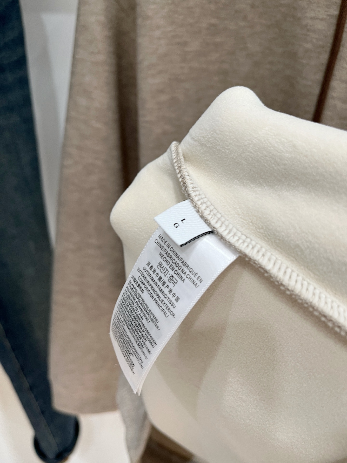 巴宝莉、2025新品卫衣，帅气时尚，简约百搭款。胸前精致刺绣字母logo，面料棉 不仅挺括，保持潮流的廓