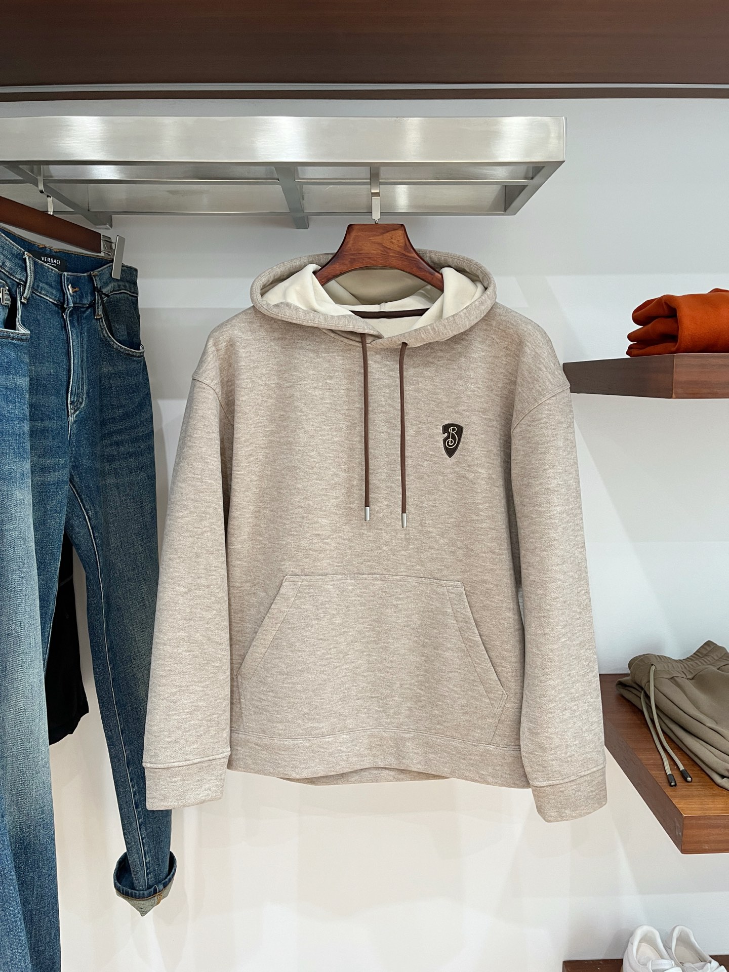 巴宝莉、2025新品卫衣，帅气时尚，简约百搭款。胸前精致刺绣字母logo，面料棉 不仅挺括，保持潮流的廓