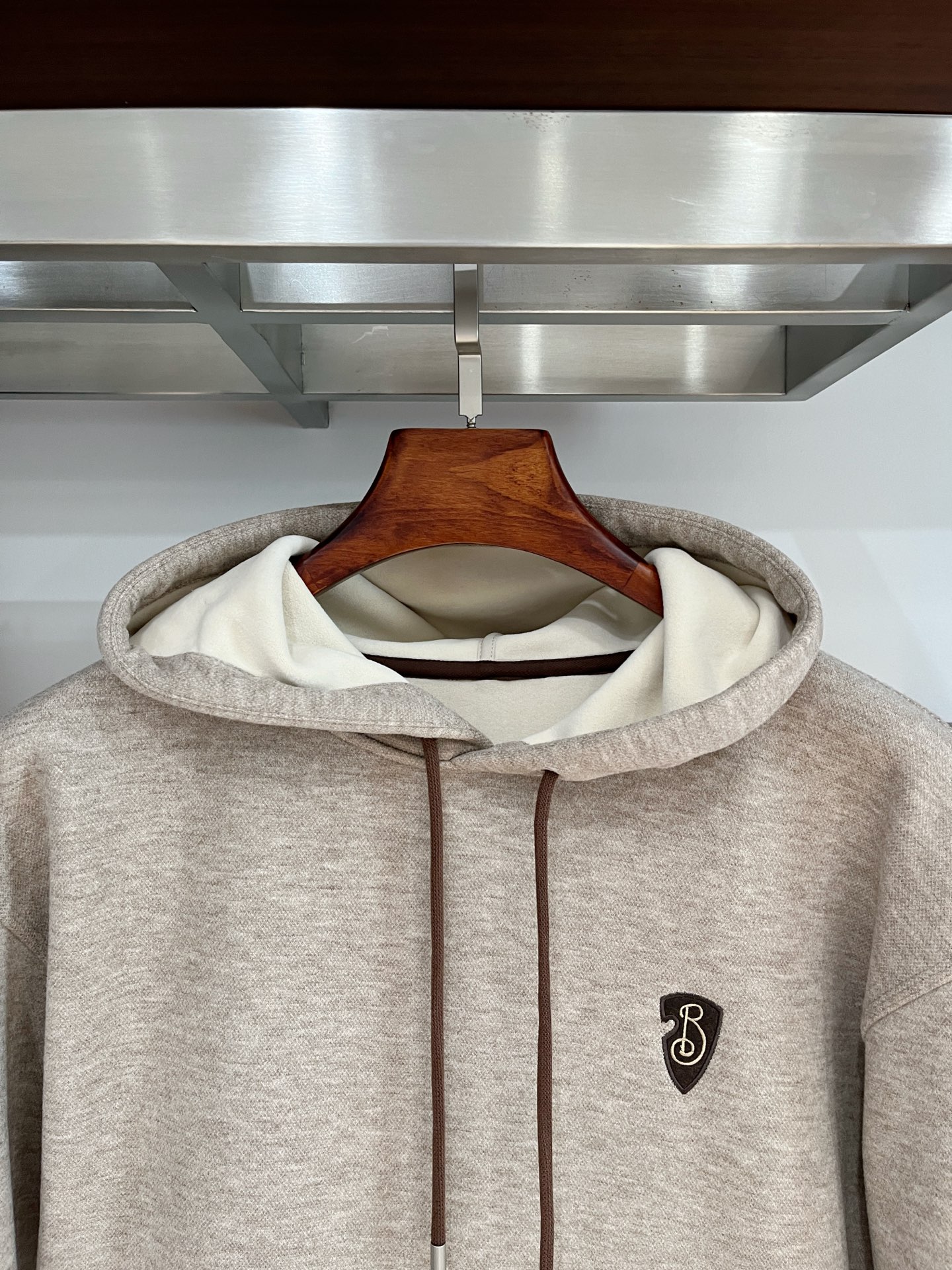 巴宝莉、2025新品卫衣，帅气时尚，简约百搭款。胸前精致刺绣字母logo，面料棉 不仅挺括，保持潮流的廓