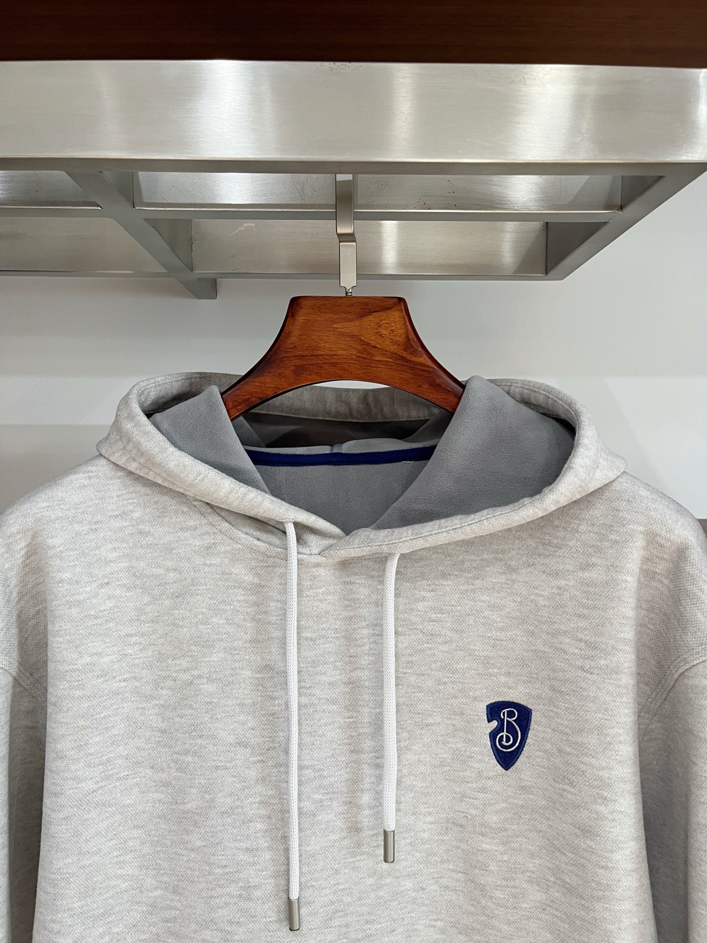 巴宝莉、2025新品卫衣，帅气时尚，简约百搭款。胸前精致刺绣字母logo，面料棉 不仅挺括，保持潮流的廓