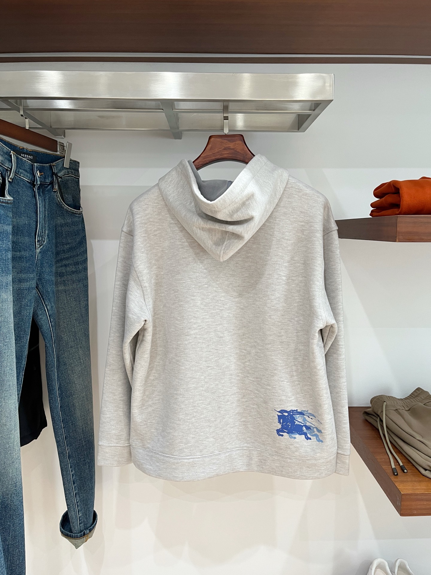 巴宝莉、2025新品卫衣，帅气时尚，简约百搭款。胸前精致刺绣字母logo，面料棉 不仅挺括，保持潮流的廓